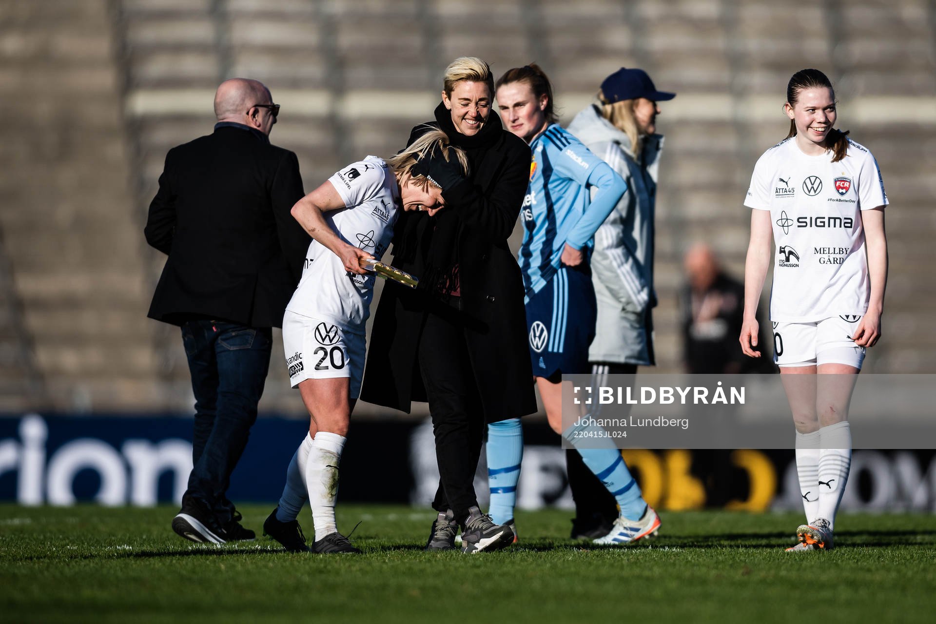 Rosengårds Mia Persson och sportchef Therese Sjögran jublar efter fotbollsmatchen i Damallsvenskan mellan Djurgården och FC Rosengård den 15 april 2022 i Stockholm.