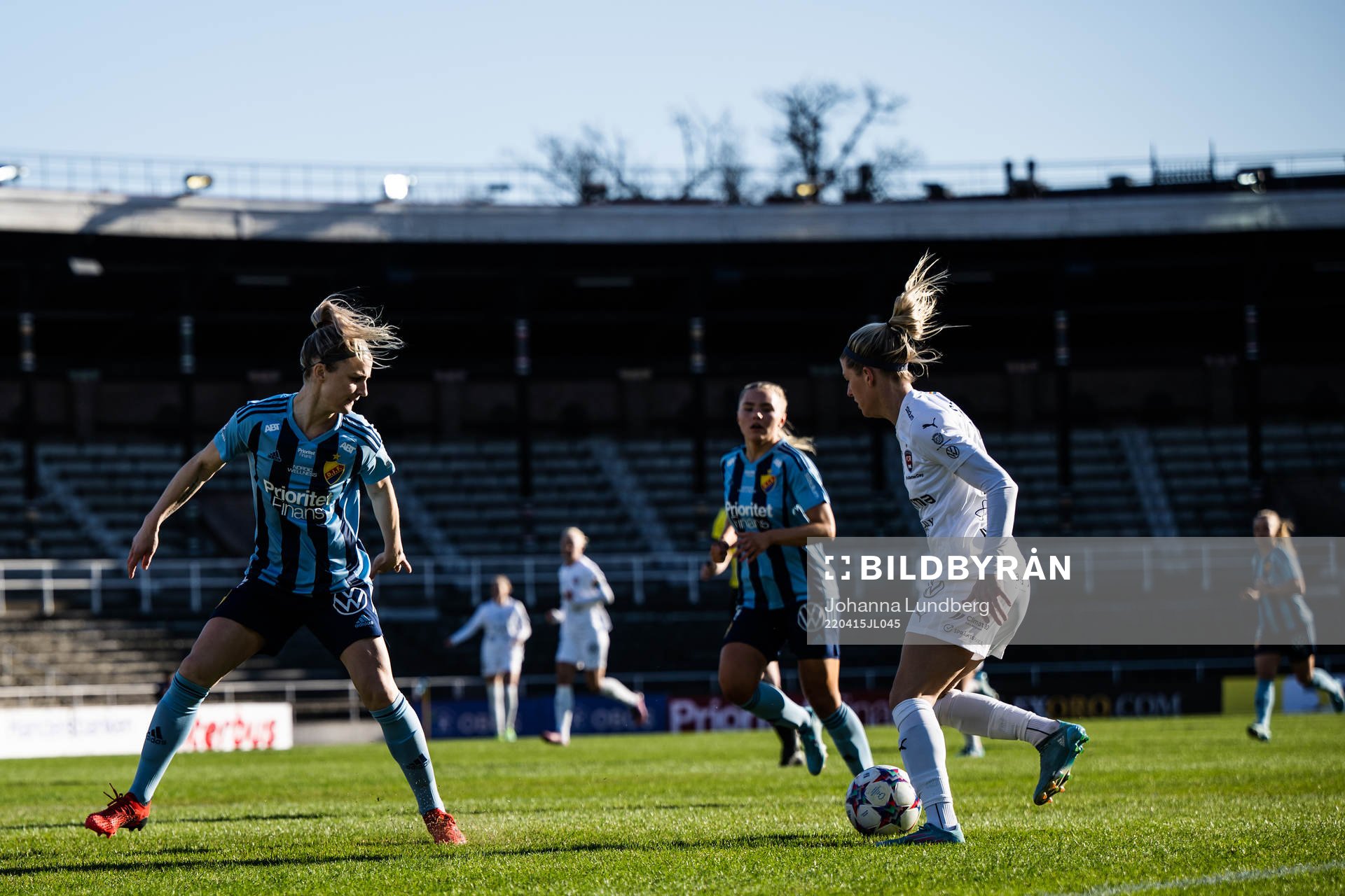 Djurgårdens Emelie Lövgren och Rosengårds Olivia Schough