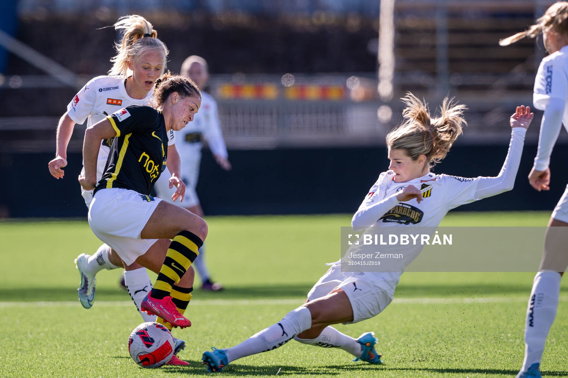 s Chinyelu Asher och Häckens Andrine Stolsmo Hegerberg