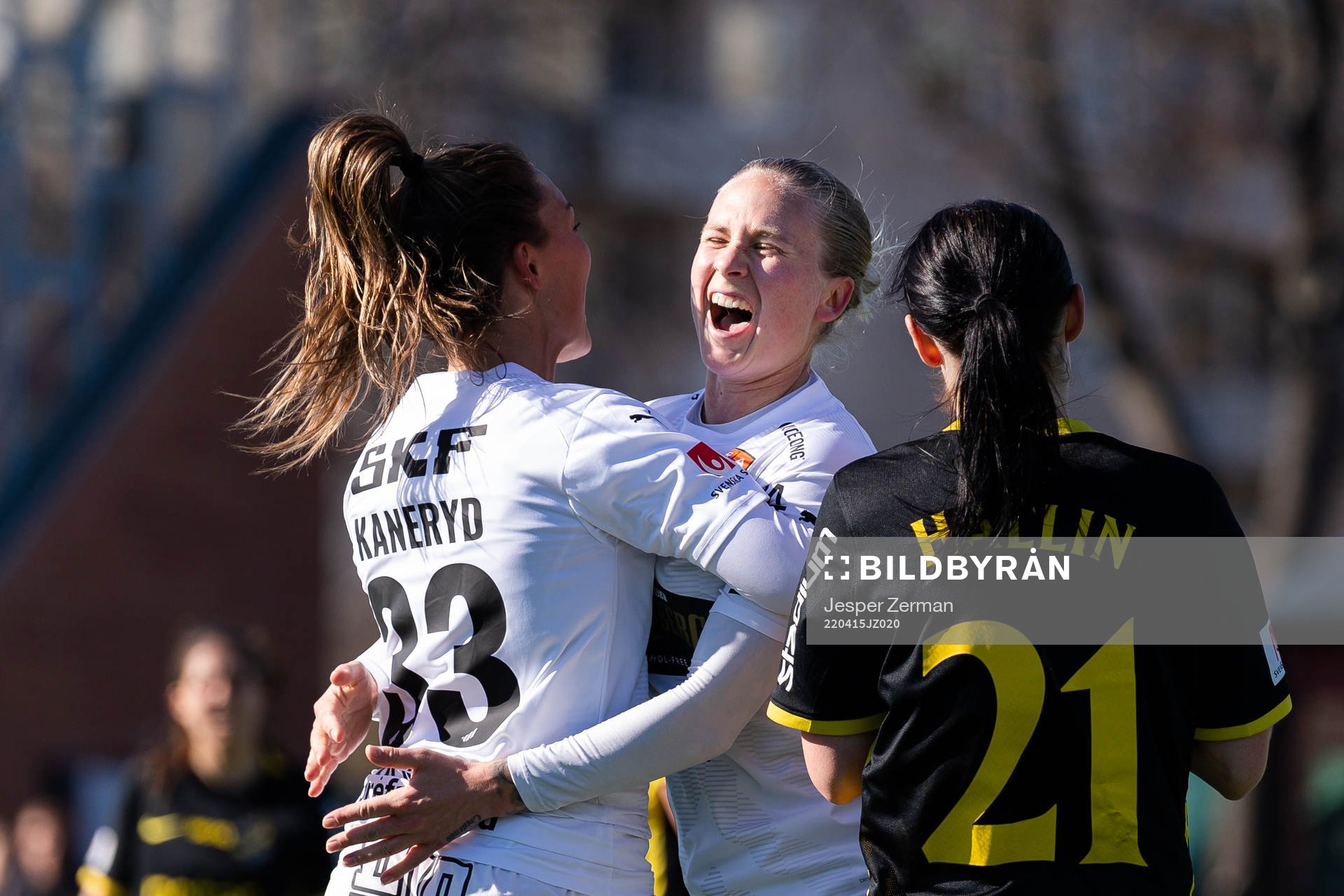 Häckens Johanna Ryttning Kaneryd och Filippa Curmark jublar efter 0-2 under fotbollsmatchen i Damallsvenskan mellan AIK och Häcken den 15 april 2022 i Stockholm.