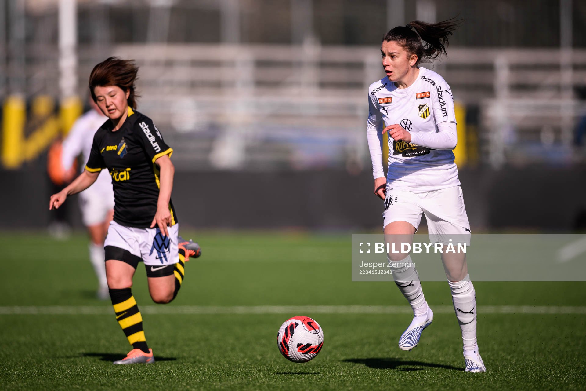 s Honoka Hayashi och Häckens Anna Julia Csiki