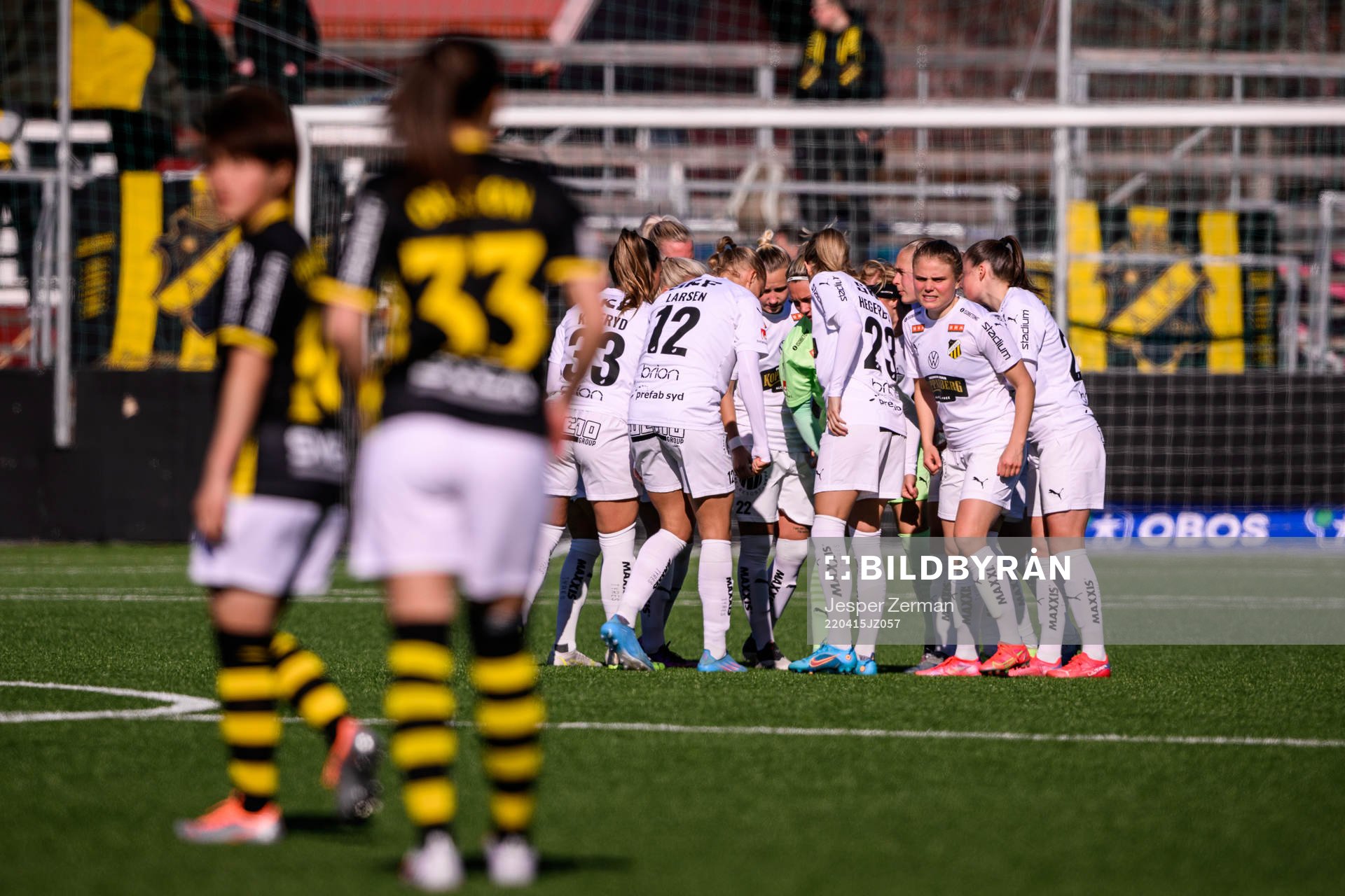 Häckens spelare samlas i en ring