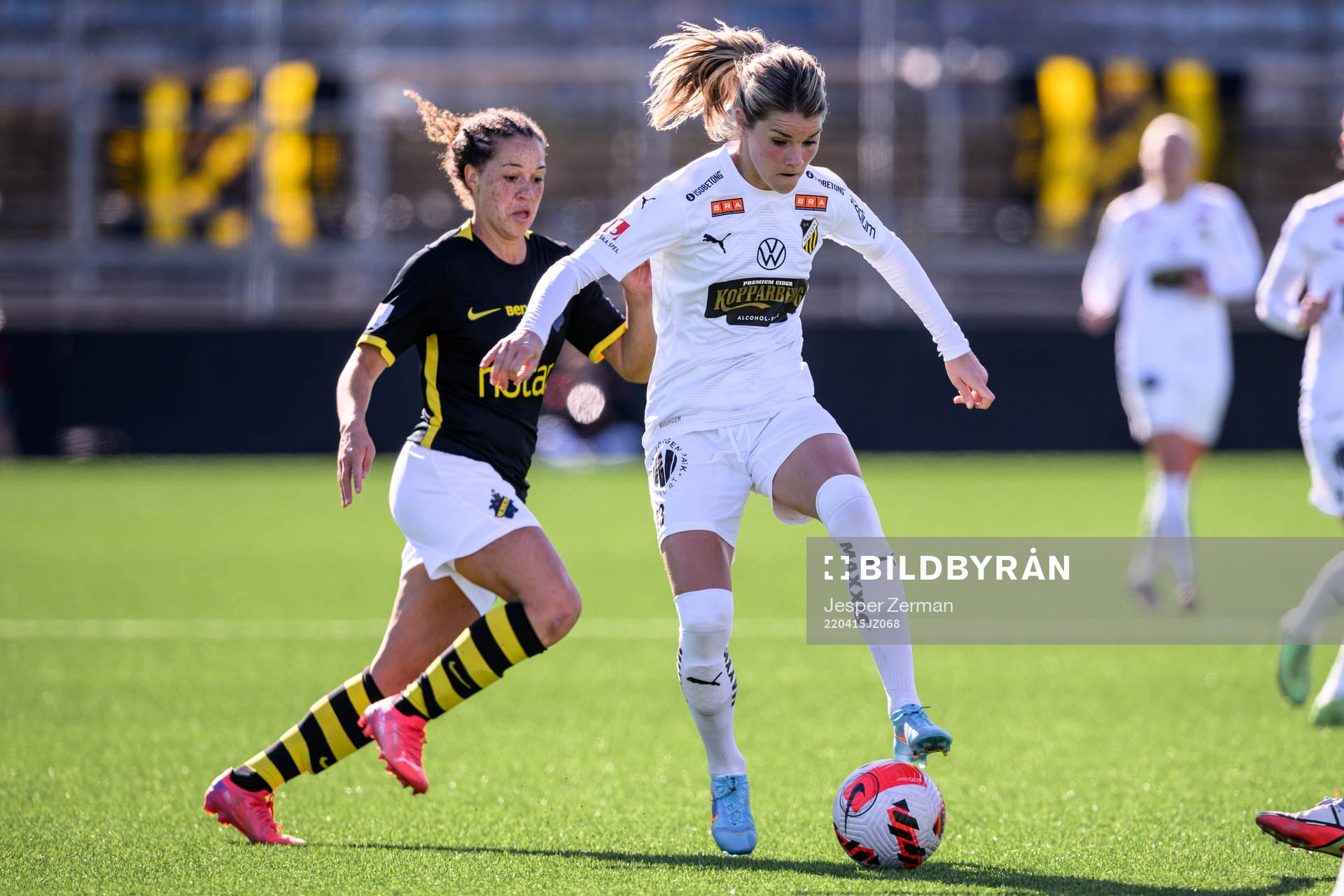 s Chinyelu Asher och Häckens Andrine Stolsmo Hegerberg