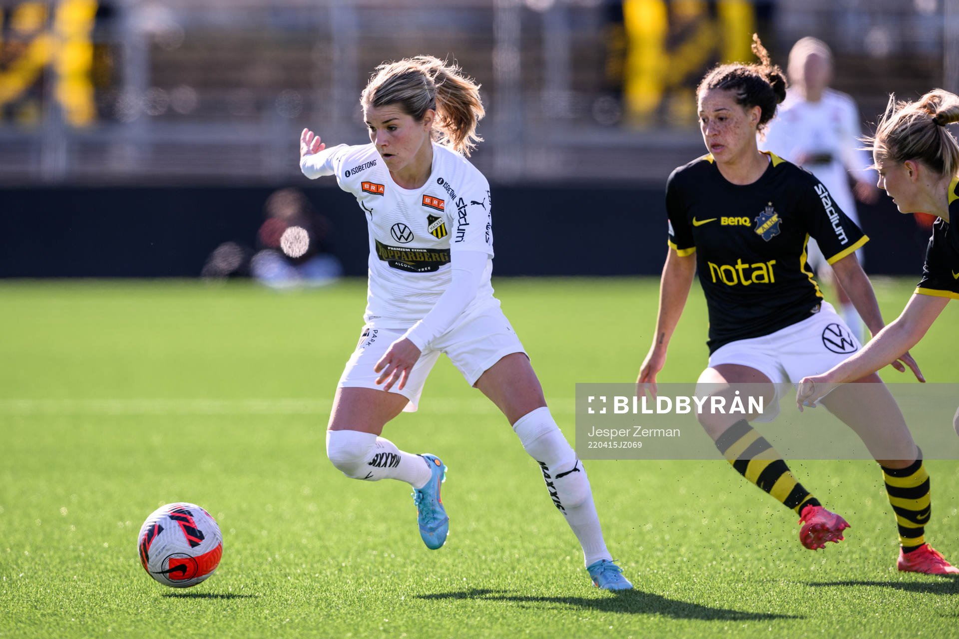 s Chinyelu Asher och Häckens Andrine Stolsmo Hegerberg