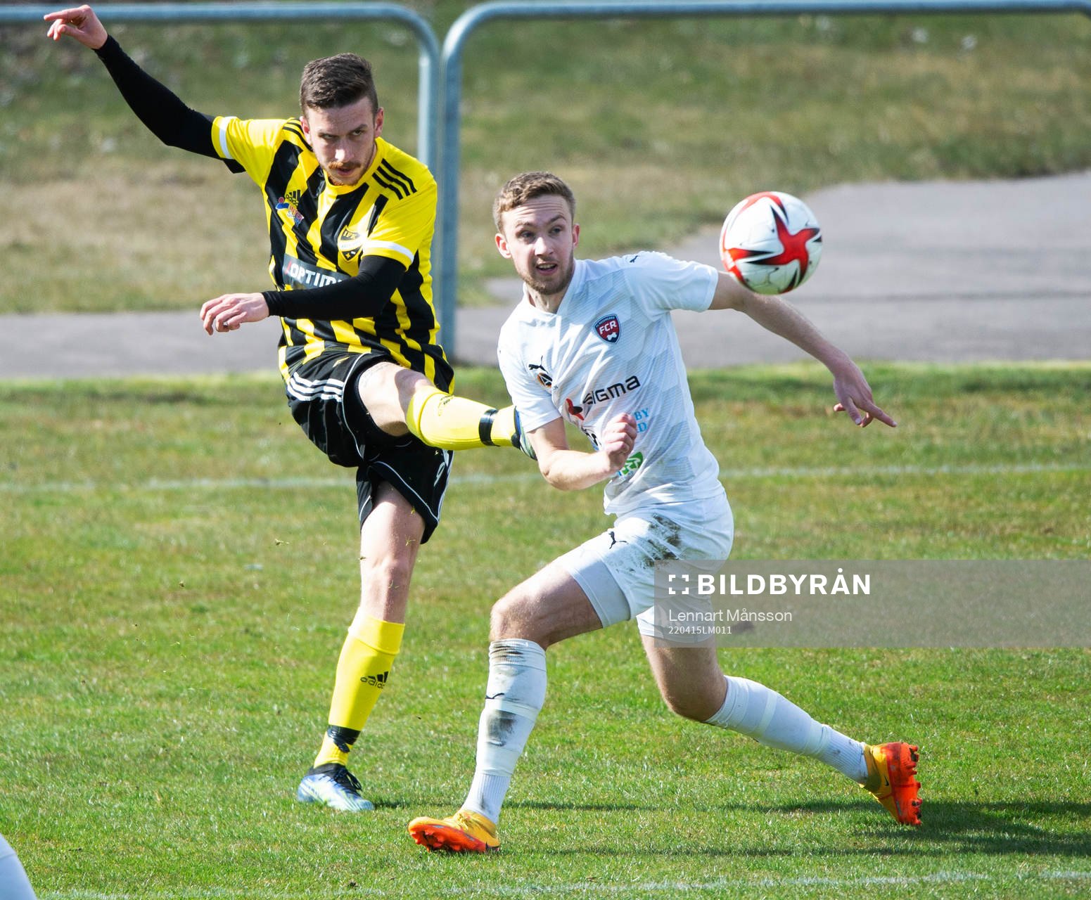 IFK Hässleholms Max Sandberg laddar i matchen i div. 2 Södra Götaland mellan IFK Hässleholm och FC Rosengård i Hässleholm 15 april 2022.
