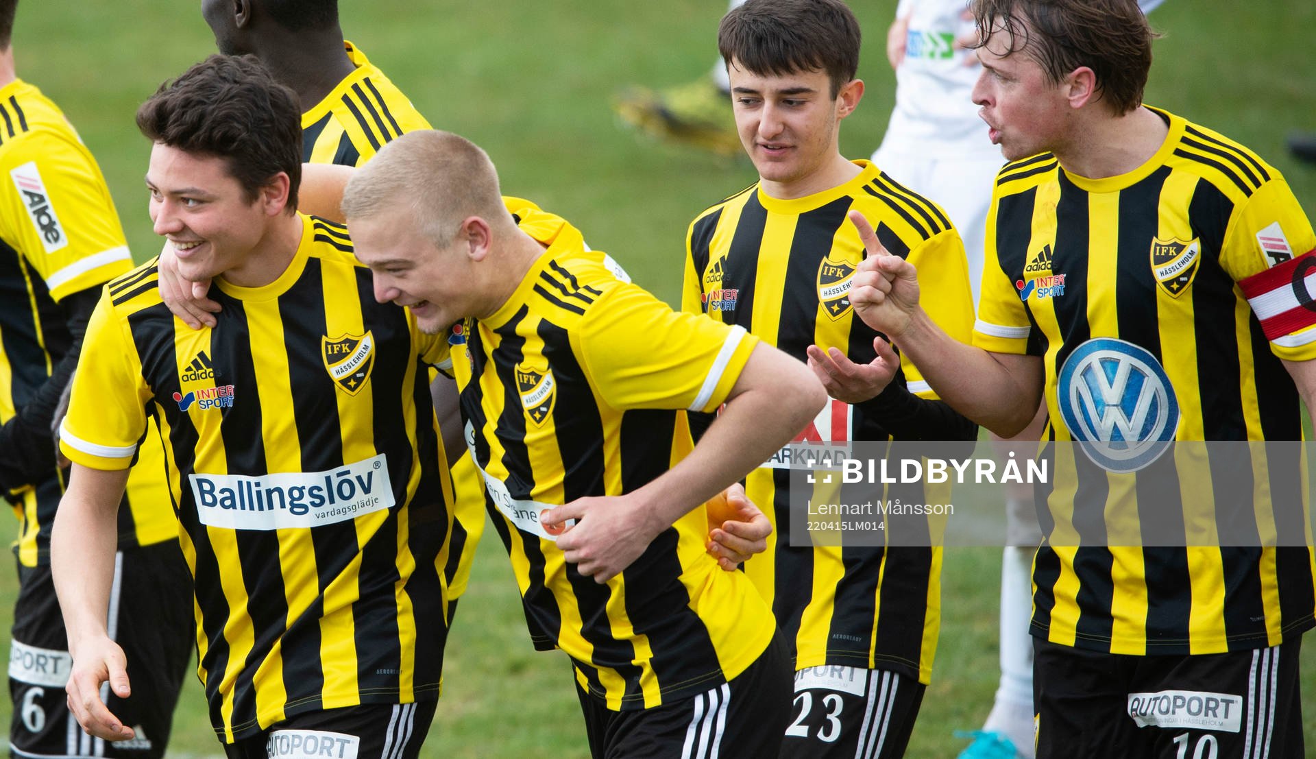 IFK Hässleholms Isak Orajärvi har kvitterat till 3-3 och grattas av lagets andra tre målskyttar Olle Kjellman Olblad, Armin Culum och Robin Strömberg i matchen i div. 2 Södra Götaland mellan IFK Hässleholm och FC Rosengård i Hässleholm 15 april 2022.