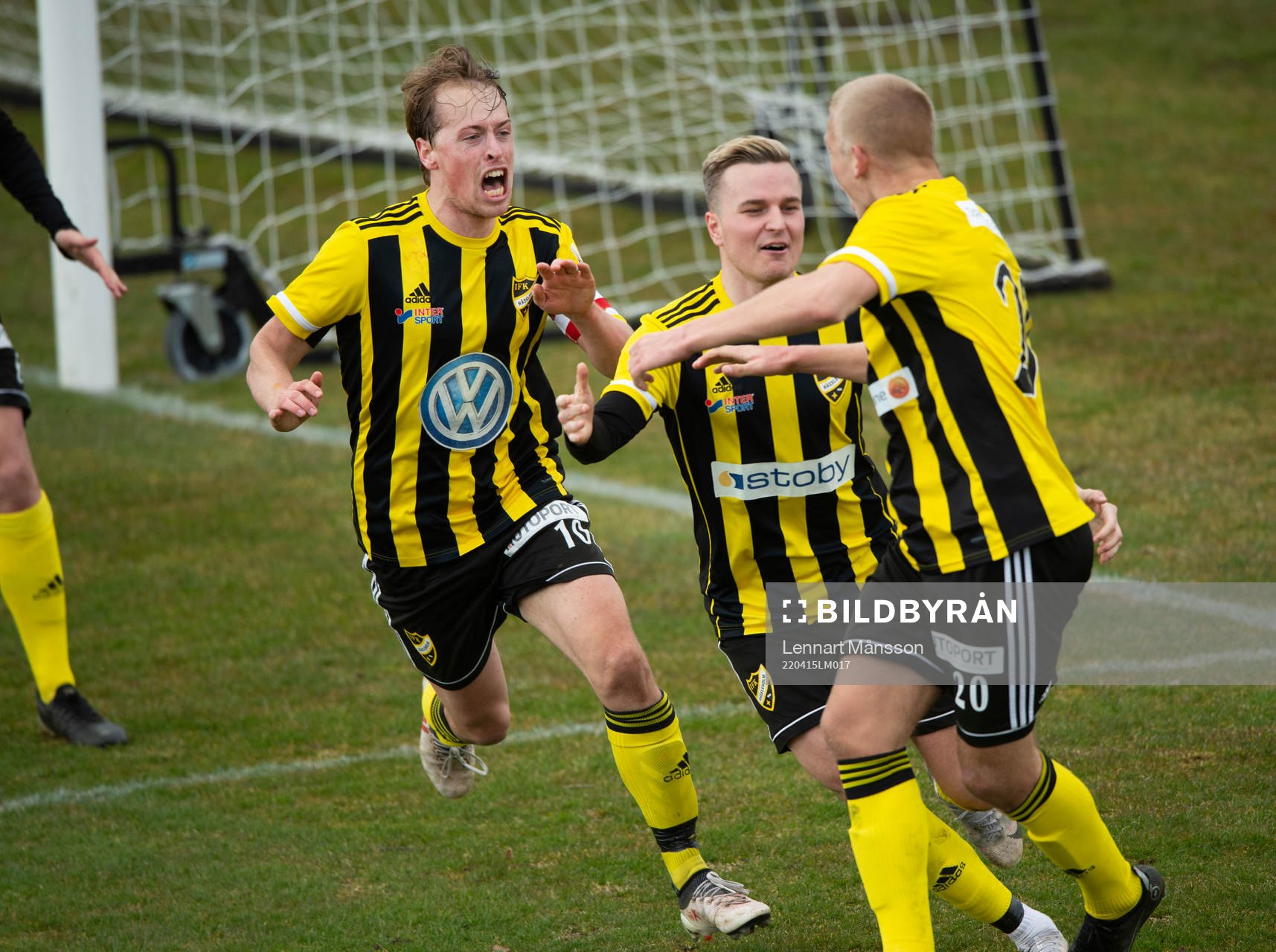 IFK Hässleholms Olle Kjellman Olblad har gjort 4-3 på övertid och grattas av Robin Strömberg och Danny Gunnarsson i matchen i div. 2 Södra Götaland mellan IFK Hässleholm och FC Rosengård i Hässleholm 15 april 2022.