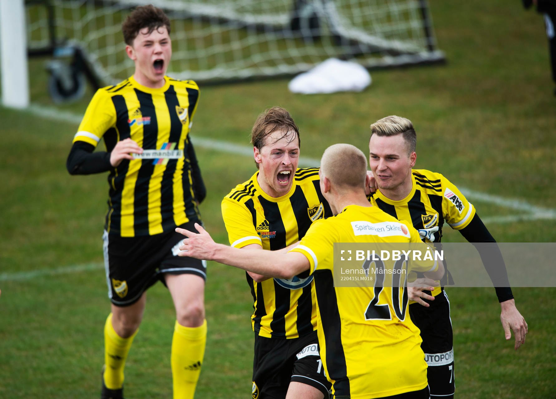 IFK Hässleholms Olle Kjellman Olblad har gjort 4-3 på övertid och grattas av Max Nilsson, Robin Strömberg och Danny Gunnarssoni matchen i div. 2 Södra Götaland mellan IFK Hässleholm och FC Rosengård i Hässleholm 15 april 2022.