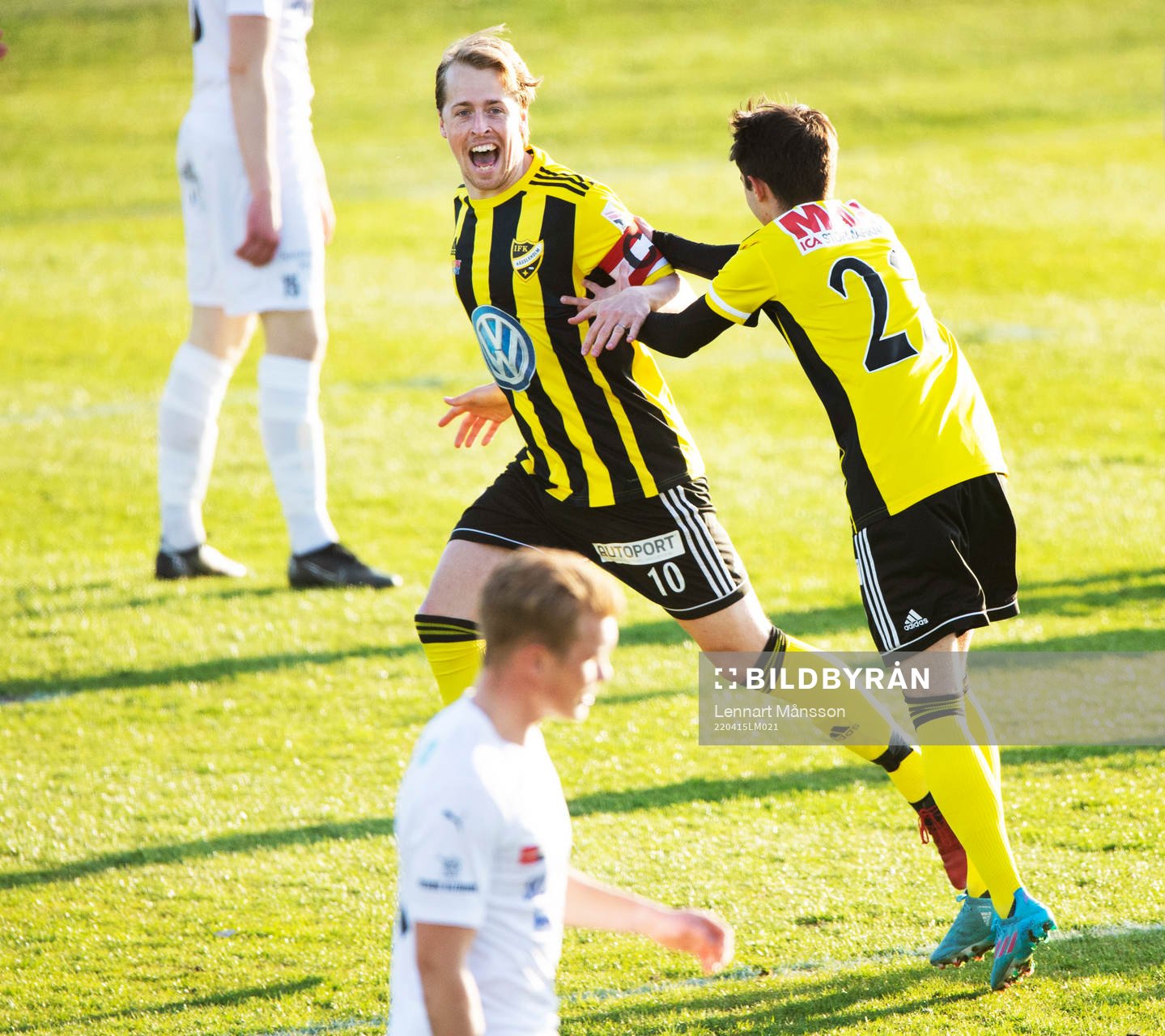 IFK Hässleholms Robin Strömberg har gjort 1-0 och jublar
