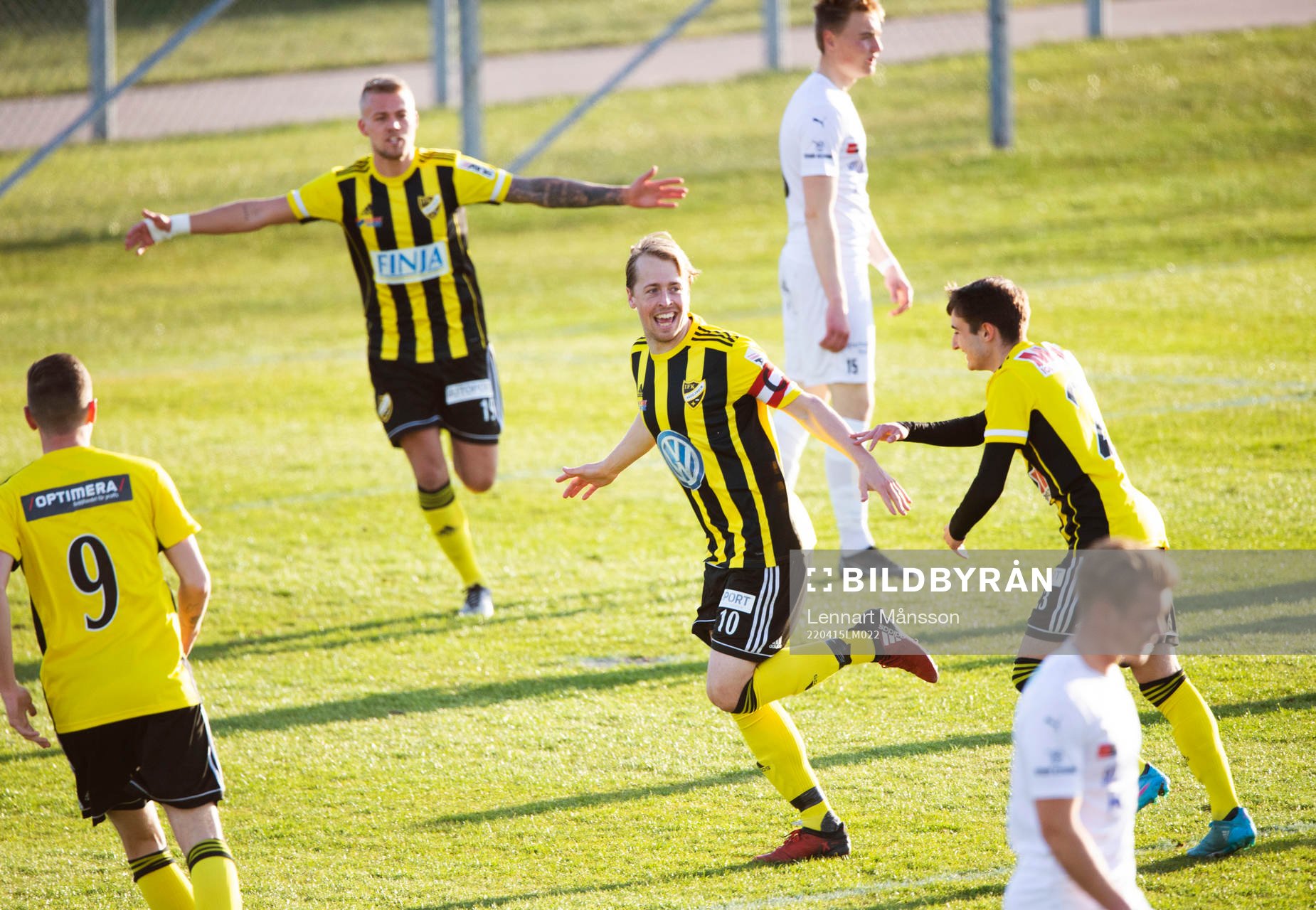 IFK Hässleholms Robin Strömberg har gjort 1-0 och jublar