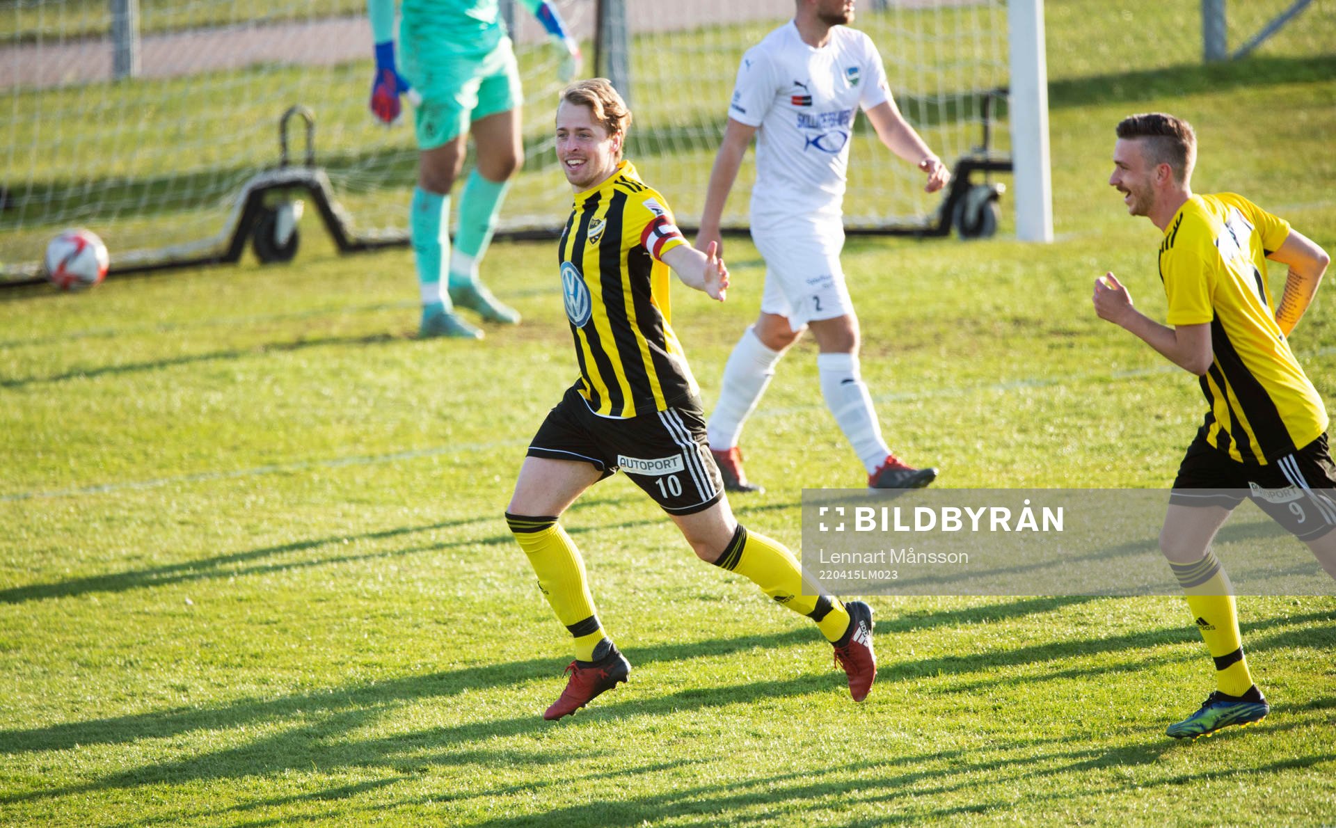IFK Hässleholms Robin Strömberg har gjort 1-0 och jublar i matchen i div. 2 Södra Götaland mellan IFK Hässleholm och Österlen FF i Hässleholm 28 april 2022.
