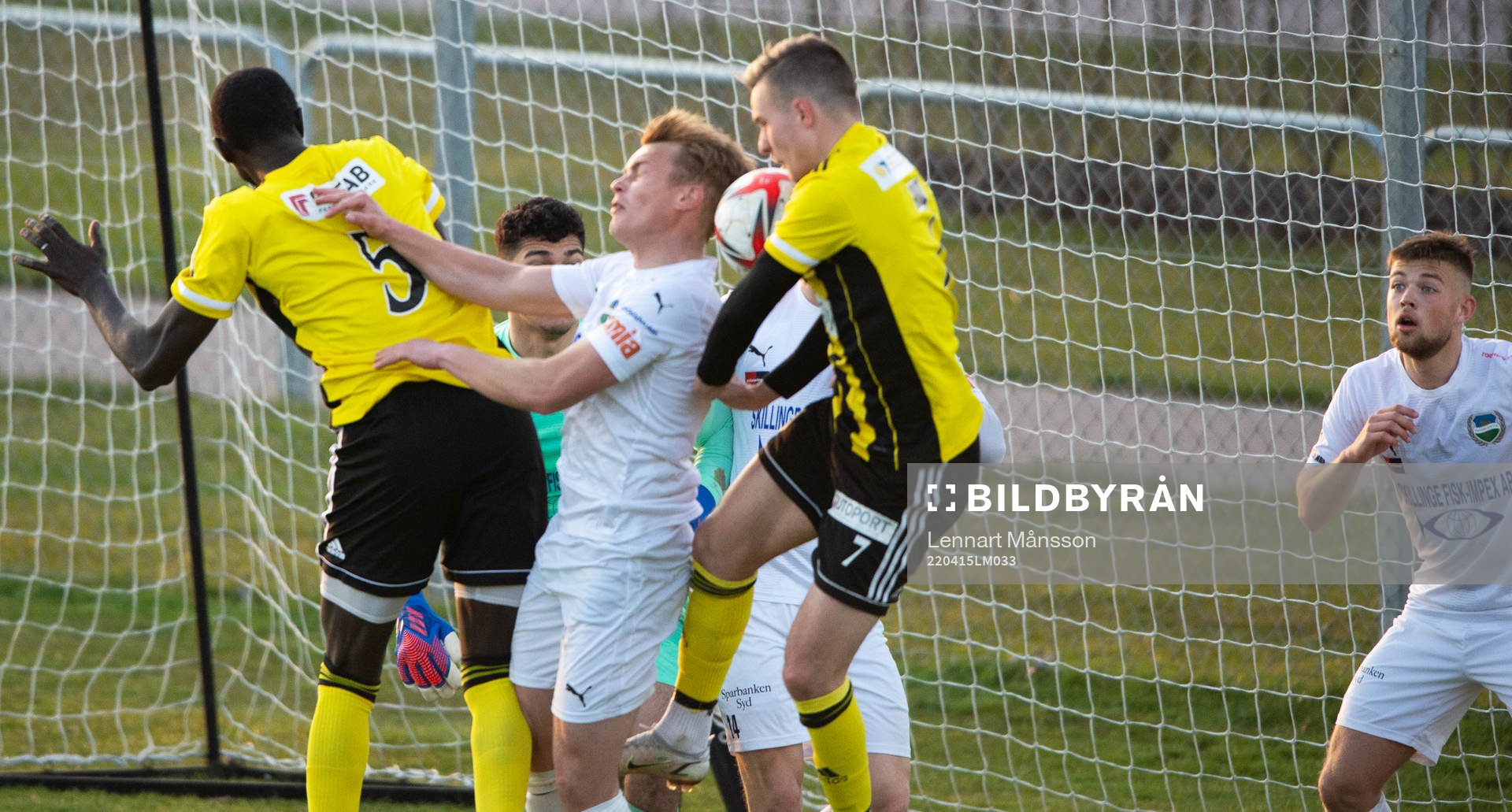FK Hässleholms Olle Kjellman Olblad har avgjort och jublar Danny Gunnarsson i matchen i div. 2 Södra Götaland mellan IFK Hässleholm och Österlen FF i Hässleholm 28 april 2022.