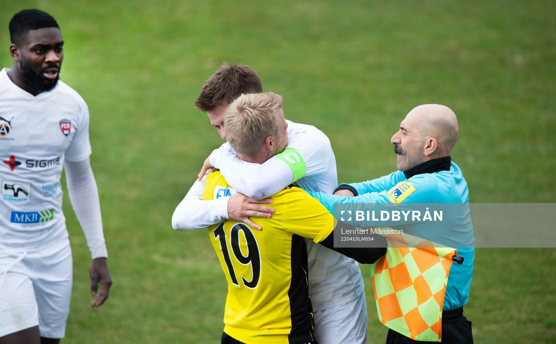 Fair play, en Rosengårds-spelare kramar IFK Hässleholms