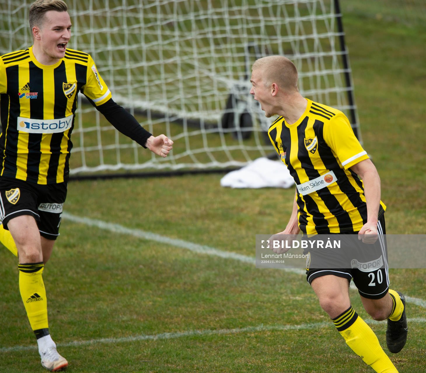 IFK Hässleholms Robin Strömberg har gjort 1-0 och jublar