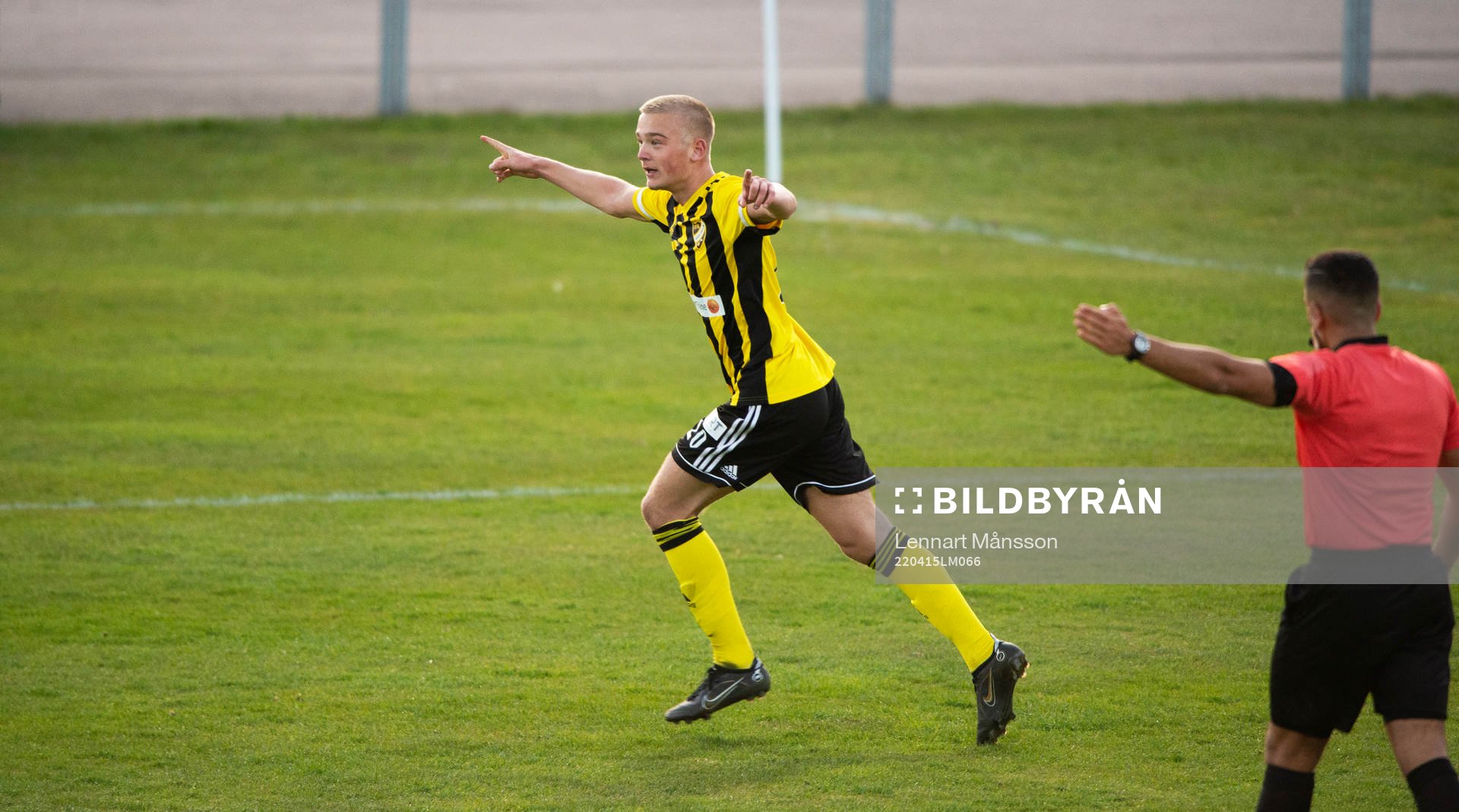 IFK Hässleholms Olle Kjellman Olblad har avgjort och jublar i matchen i div. 2 Södra Götaland mellan IFK Hässleholm och Österlen FF i Hässleholm 28 april 2022.