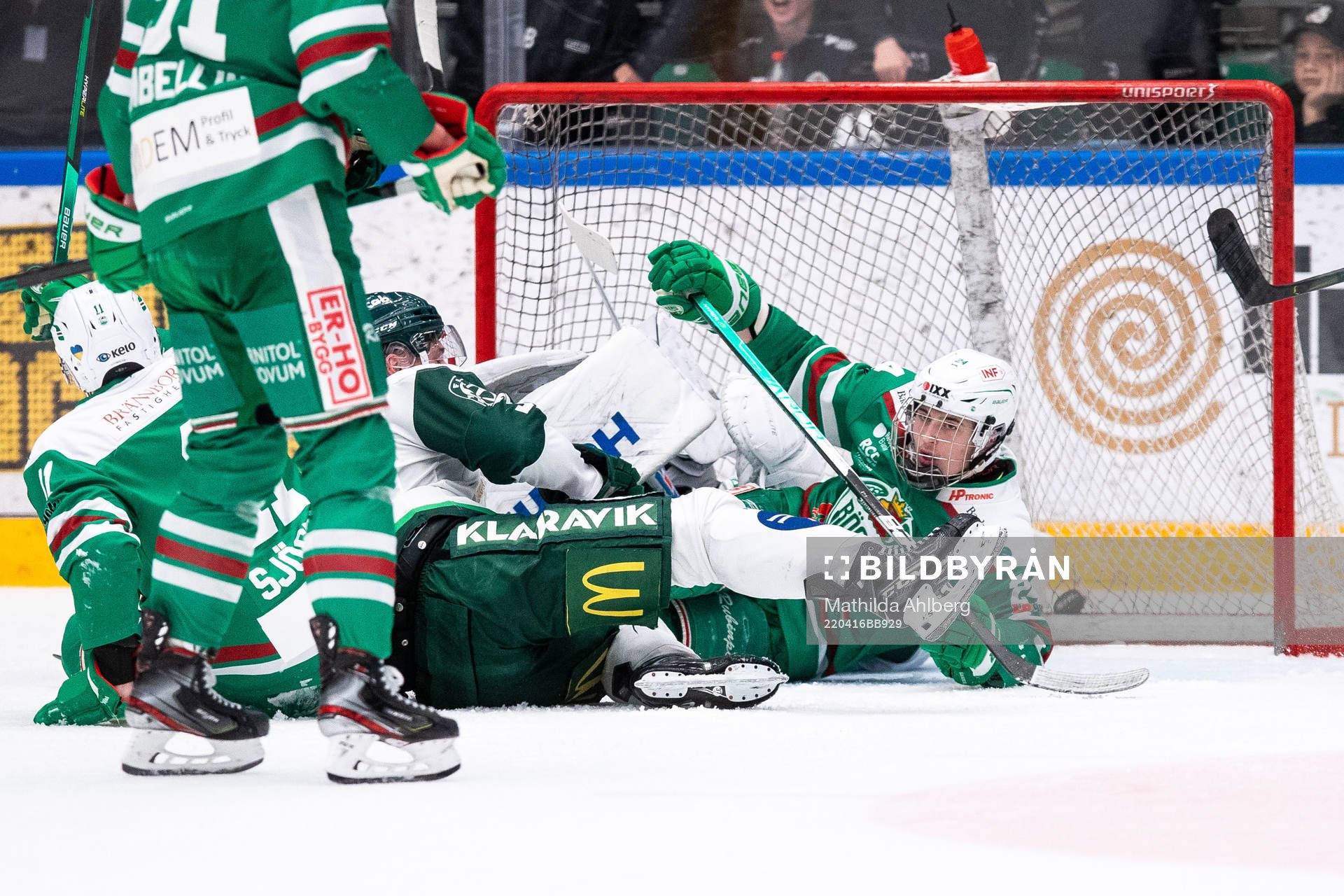 Rögles Marco Kasper faller i samband med Rögles 3-4 mål