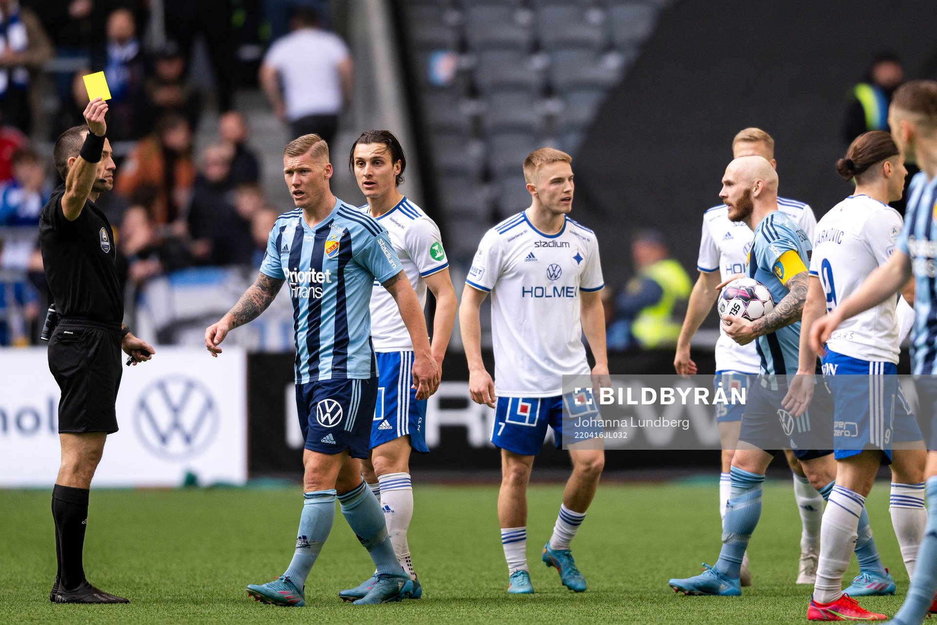 Djurgårdens Victor Edvardsen får en varning