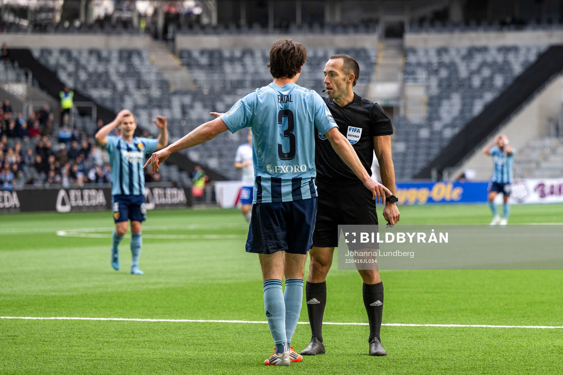 Djurgårdens Hjalmar Ekdal och domare Kaspar Sjöberg
