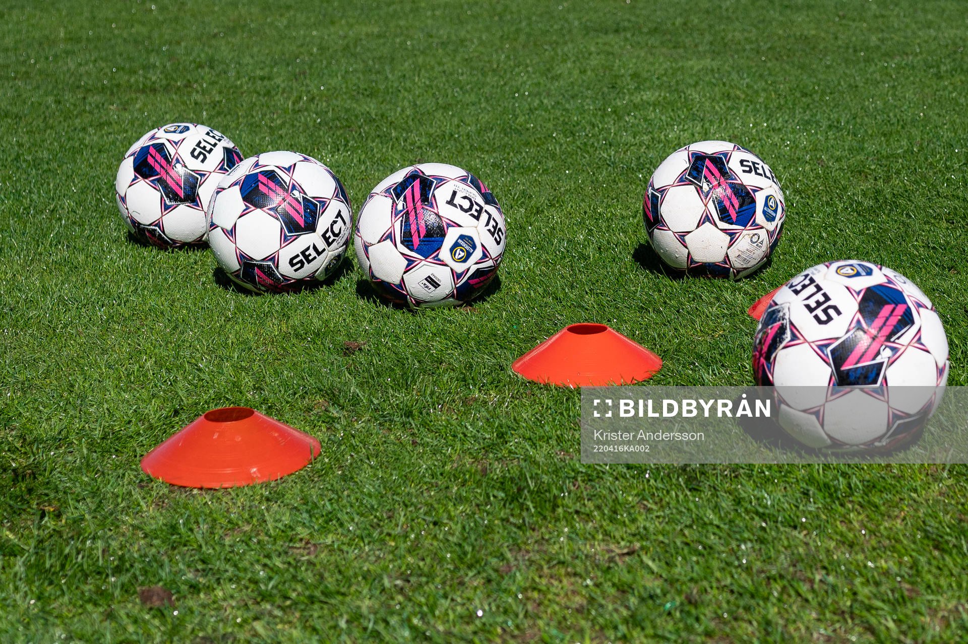Fotbollar före fotbollsmatchen i Allsvenskan mellan