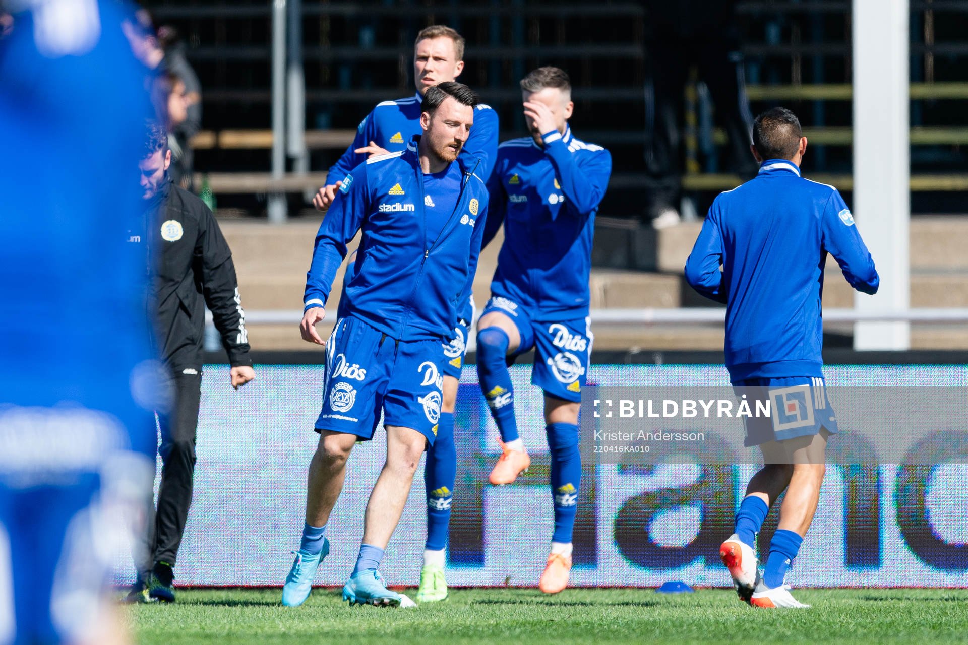 Sundsvalls spelare värmer upp före fotbollsmatchen i
