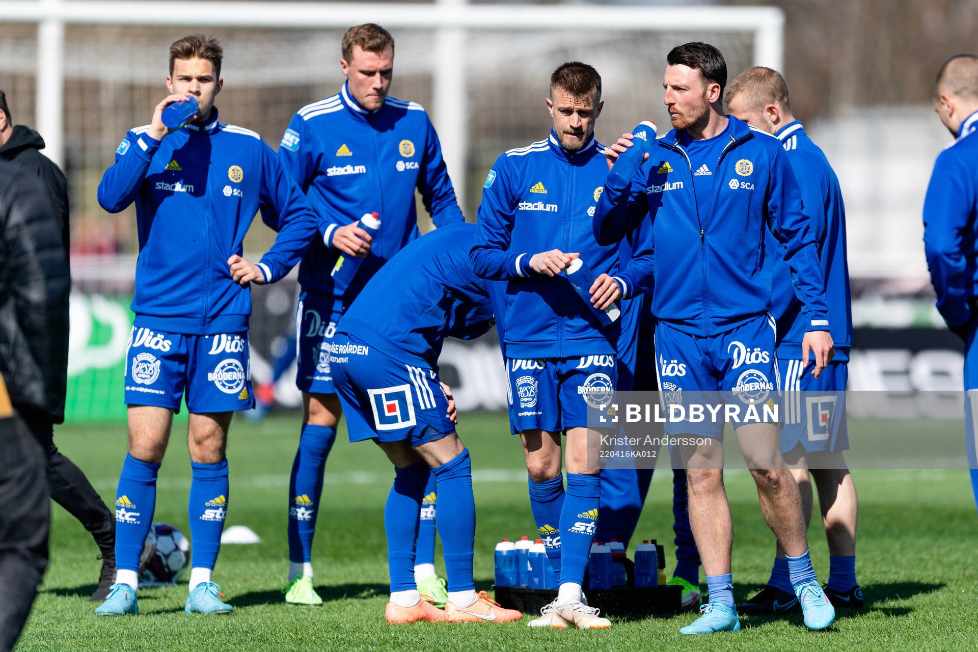 Sundsvalls spelare värmer upp före fotbollsmatchen i