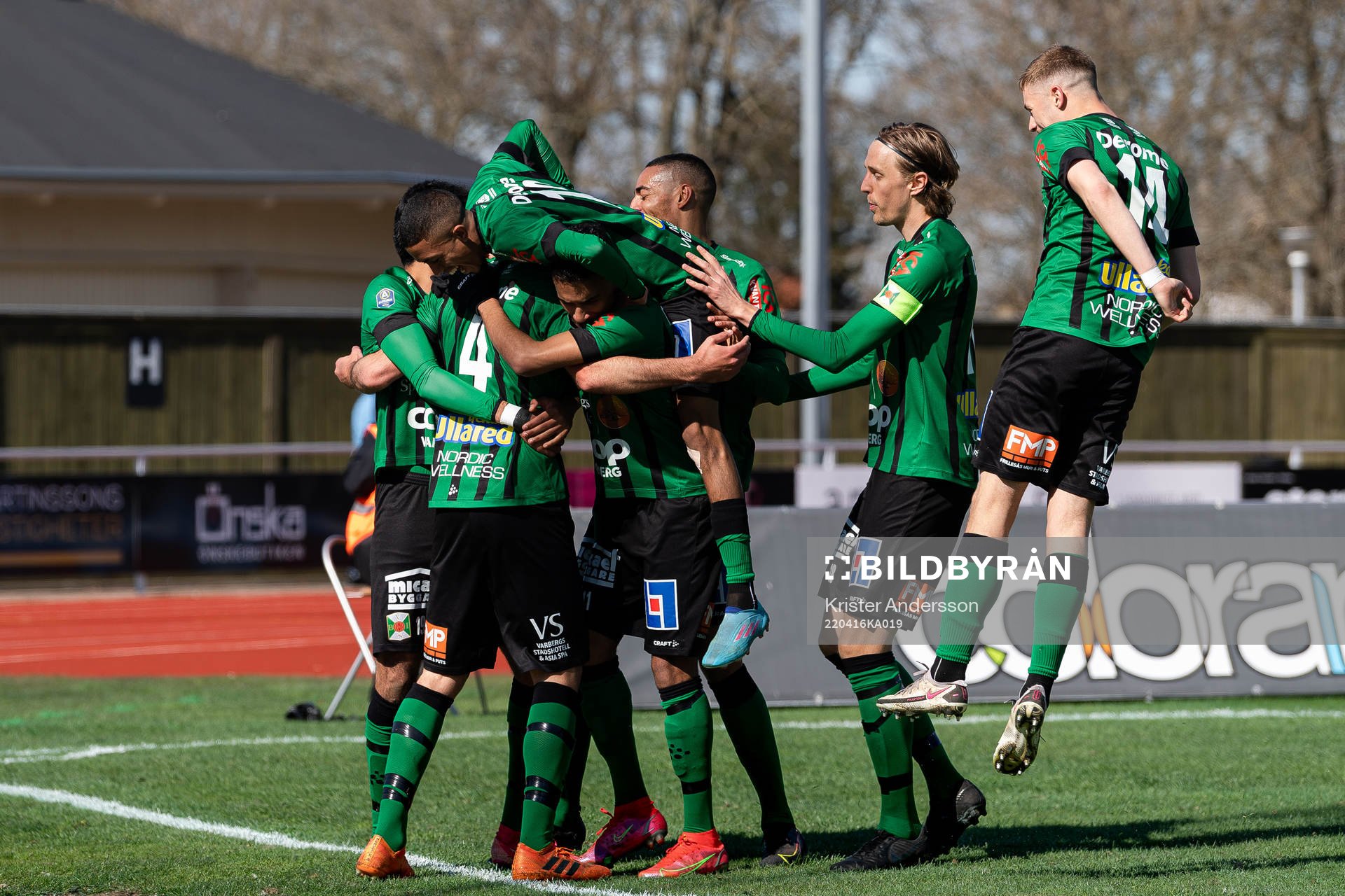 Varbergs spelare jublar med Oliver Stanisic