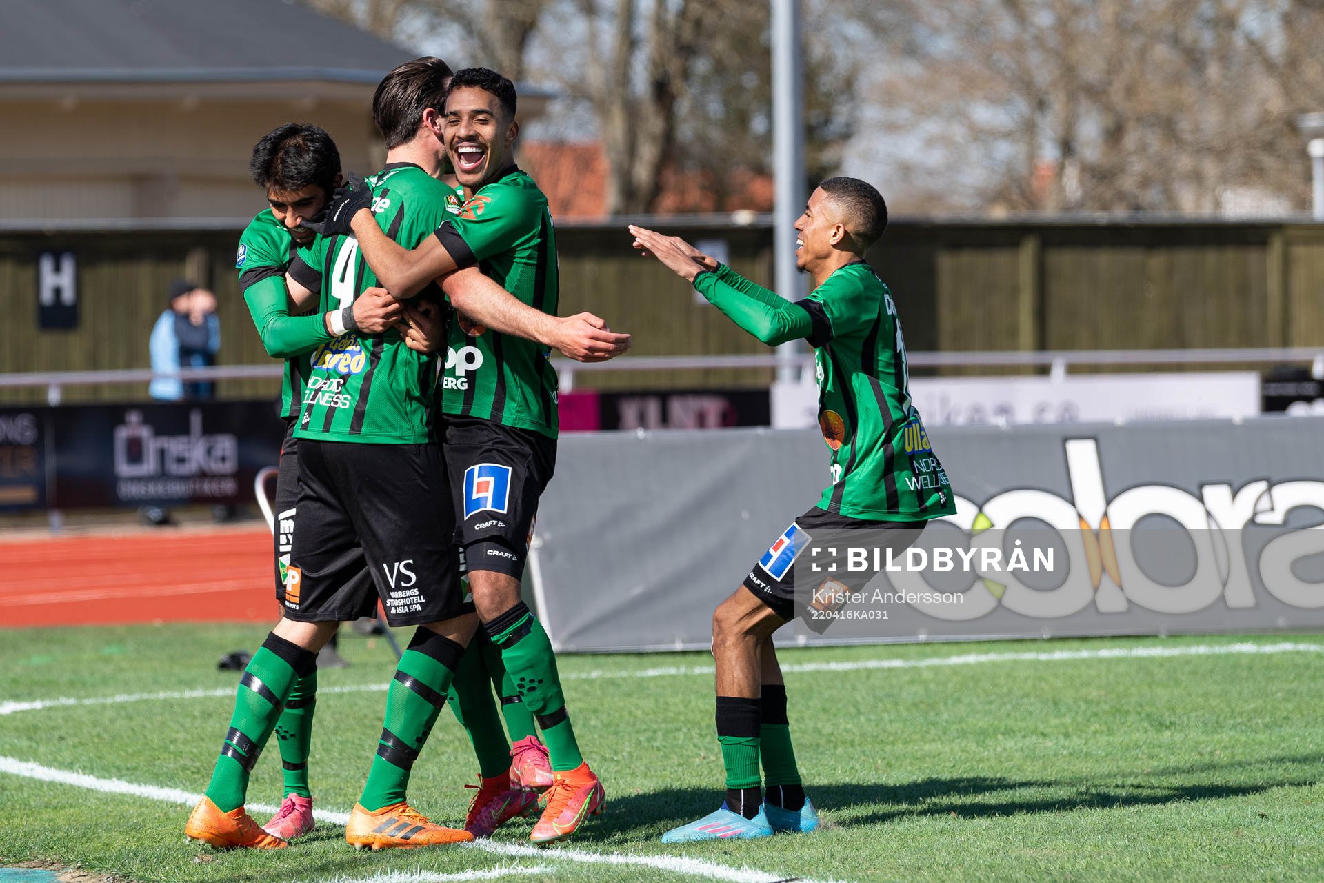 Varbergs Oliver Stanisic jublar med laget
