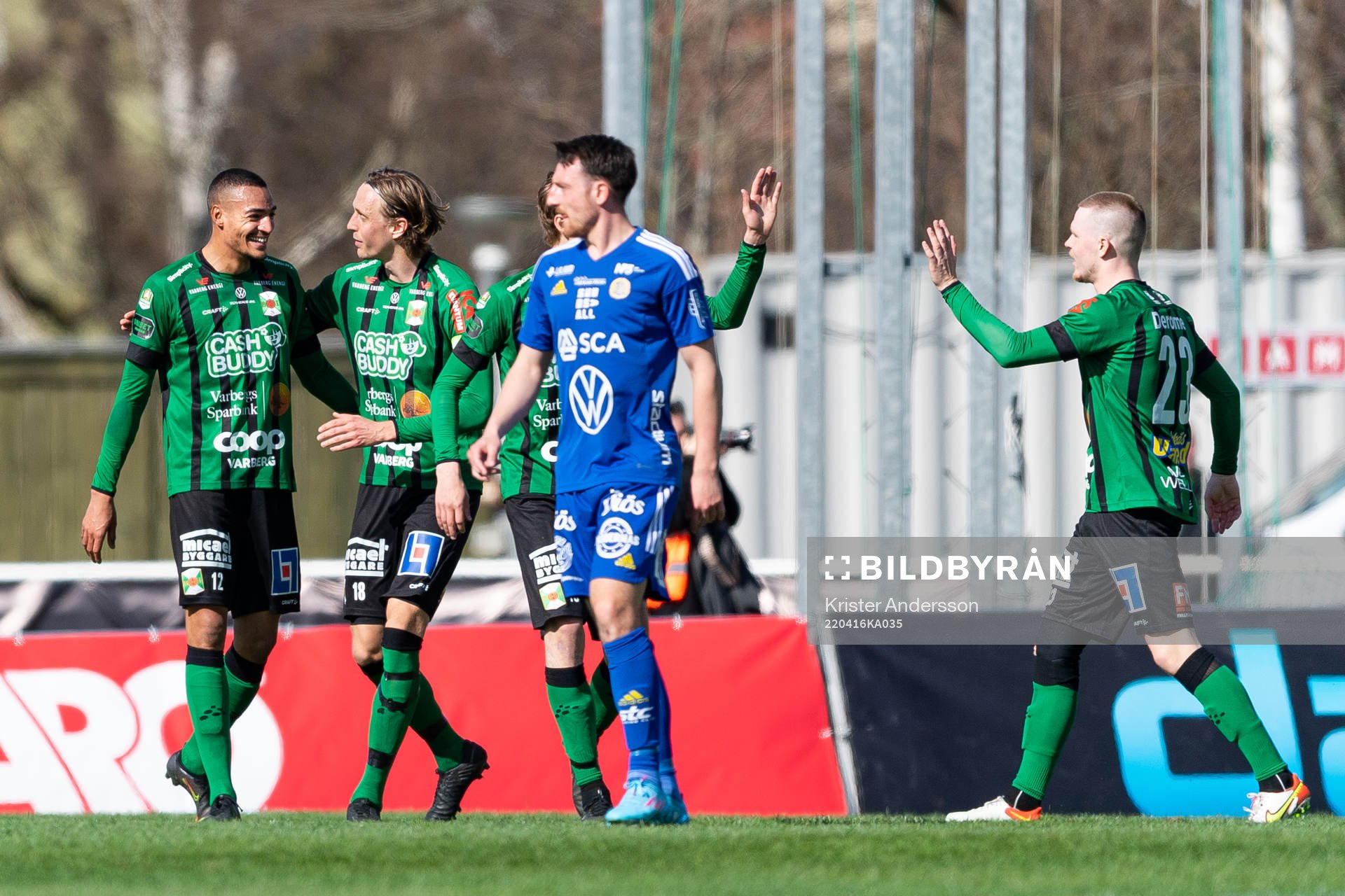 Varbergs Simon Karlsson Adjei jublar med Joakim Lindner