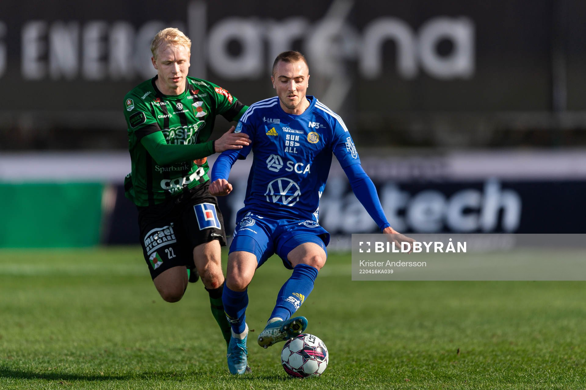 Varbergs André Boman och Sundsvalls Dennis Olsson under fotbollsmatchen i Allsvenskan mellan Varberg och GIF Sundsvall den 16 april 2022 i Varberg.