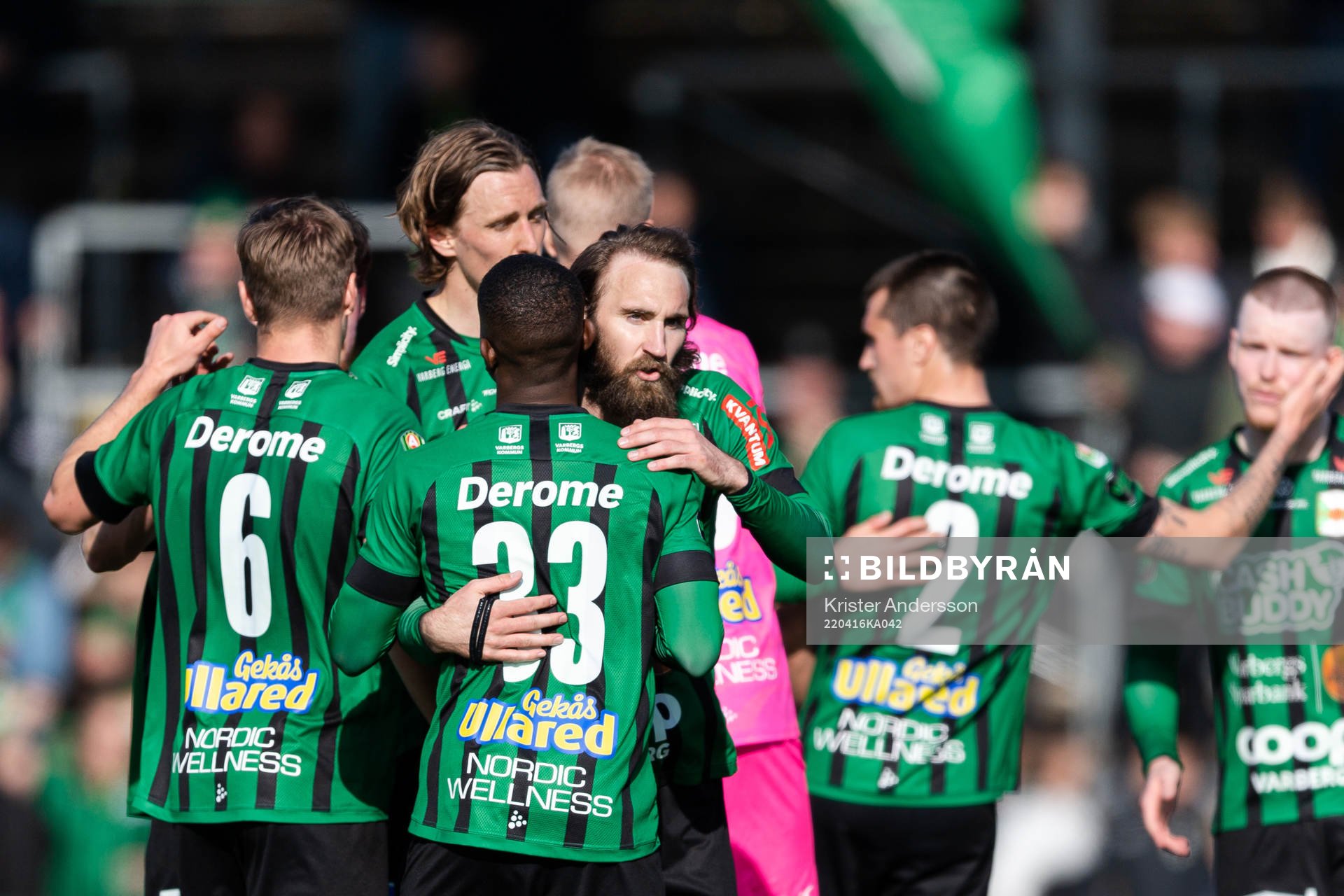 Varbergs spelare jublar efter fotbollsmatchen i Allsvenskan mellan Varberg och GIF Sundsvall den 16 april 2022 i Varberg. 