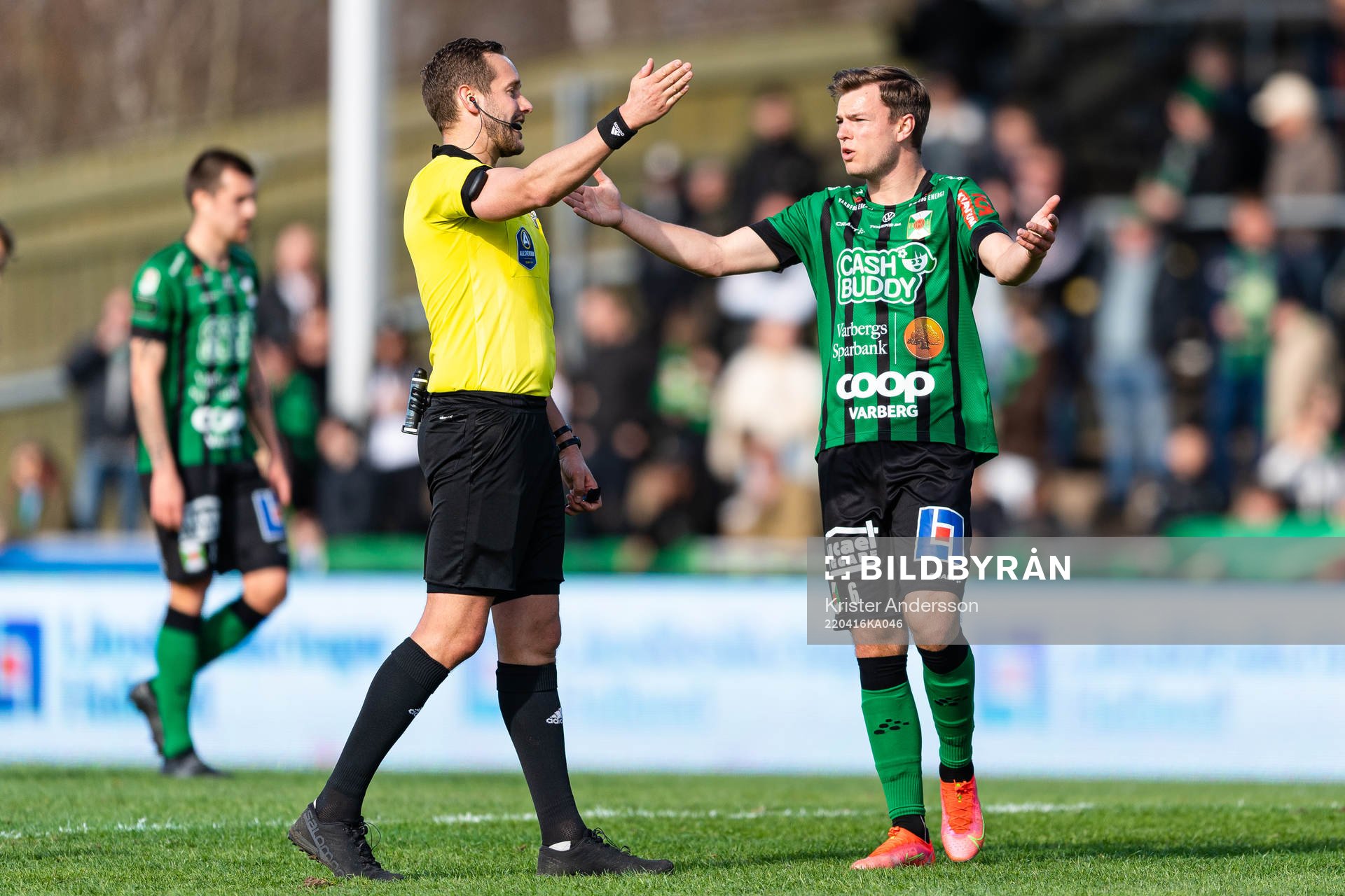Varbergs Albin Winbo i diskussion med domare Victor Wolf