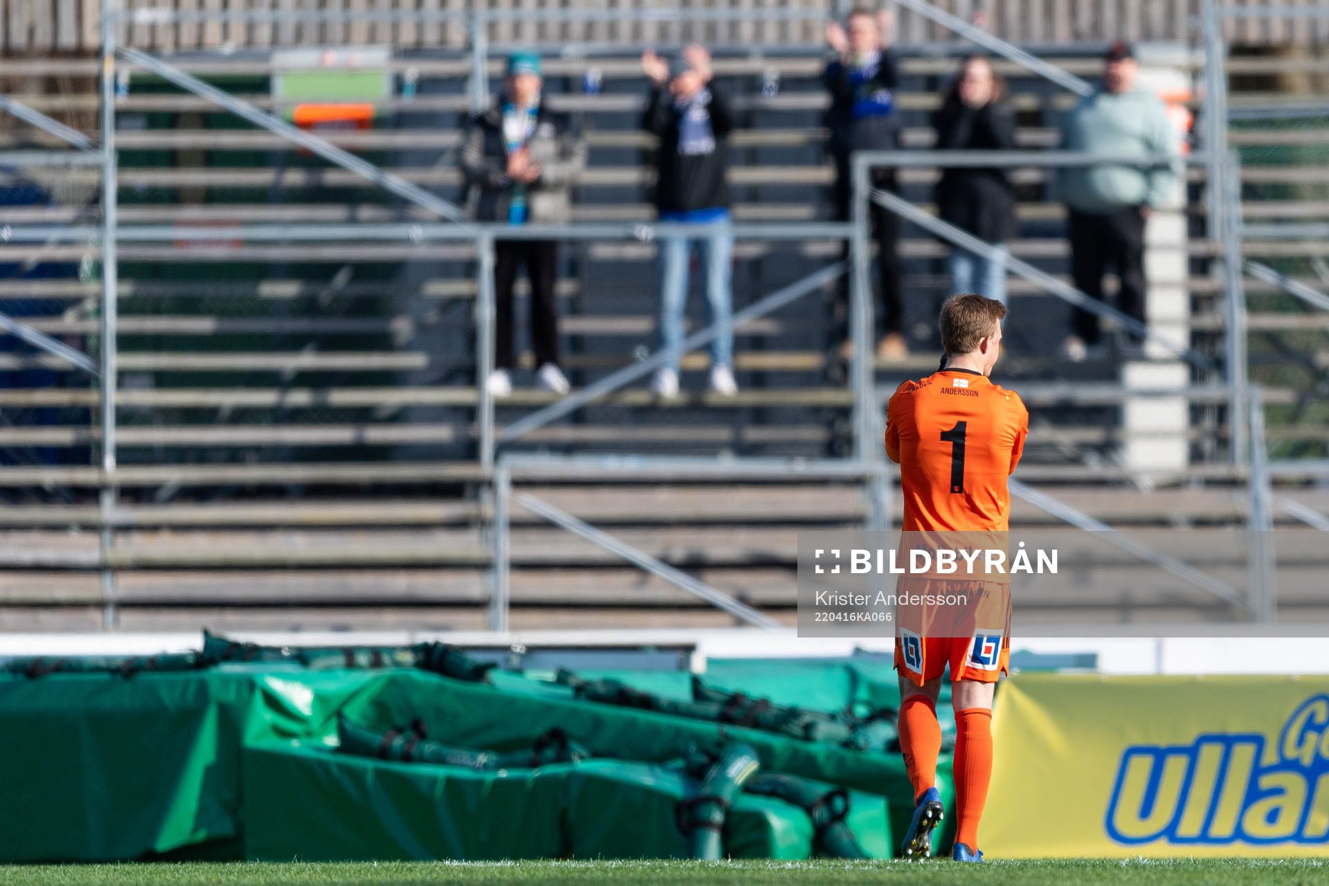 Sundsvalls målvakt Andreas Andersson tackar supportrarna