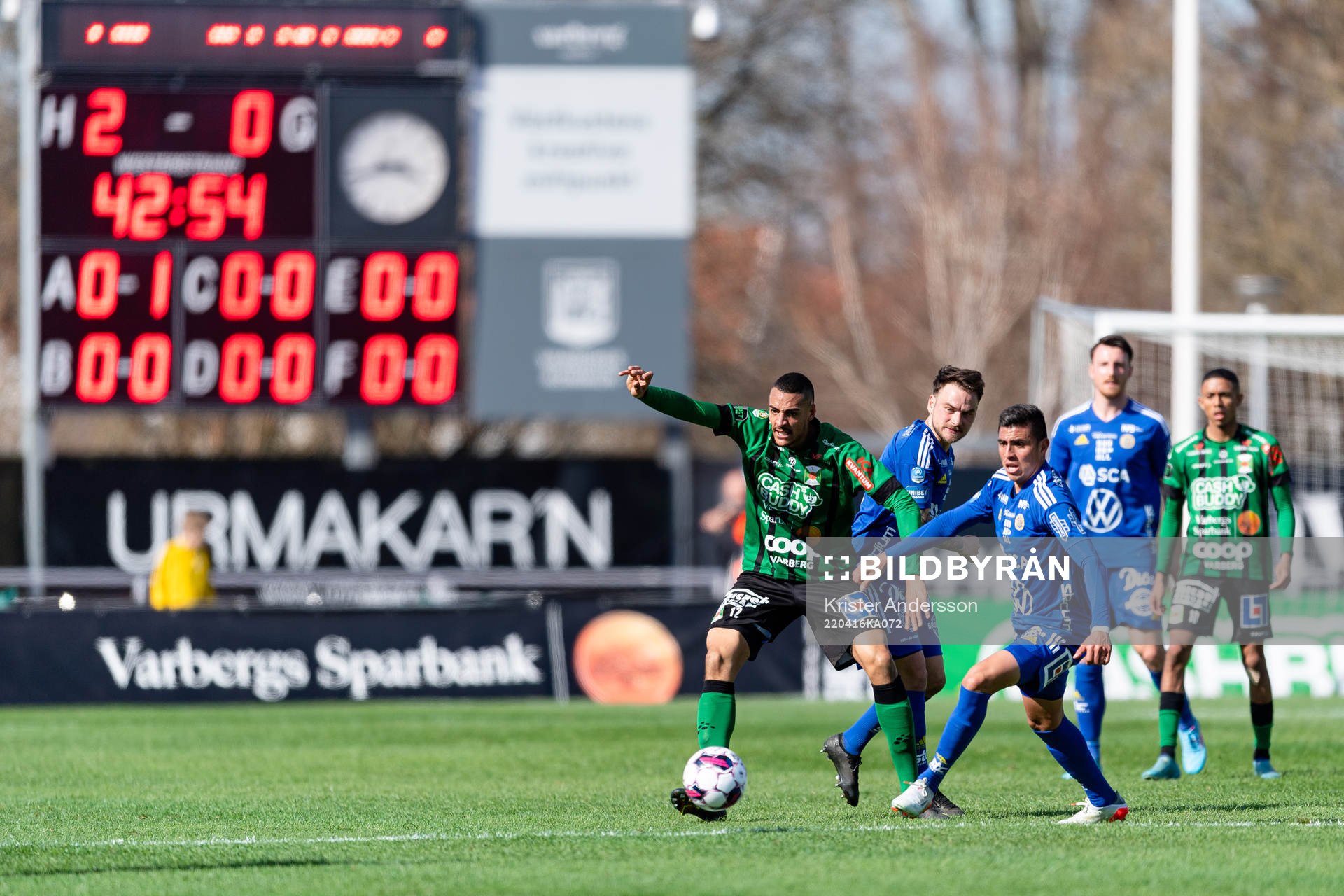 Varbergs Simon Karlsson Adjei och Sundsvalls Joe Corona