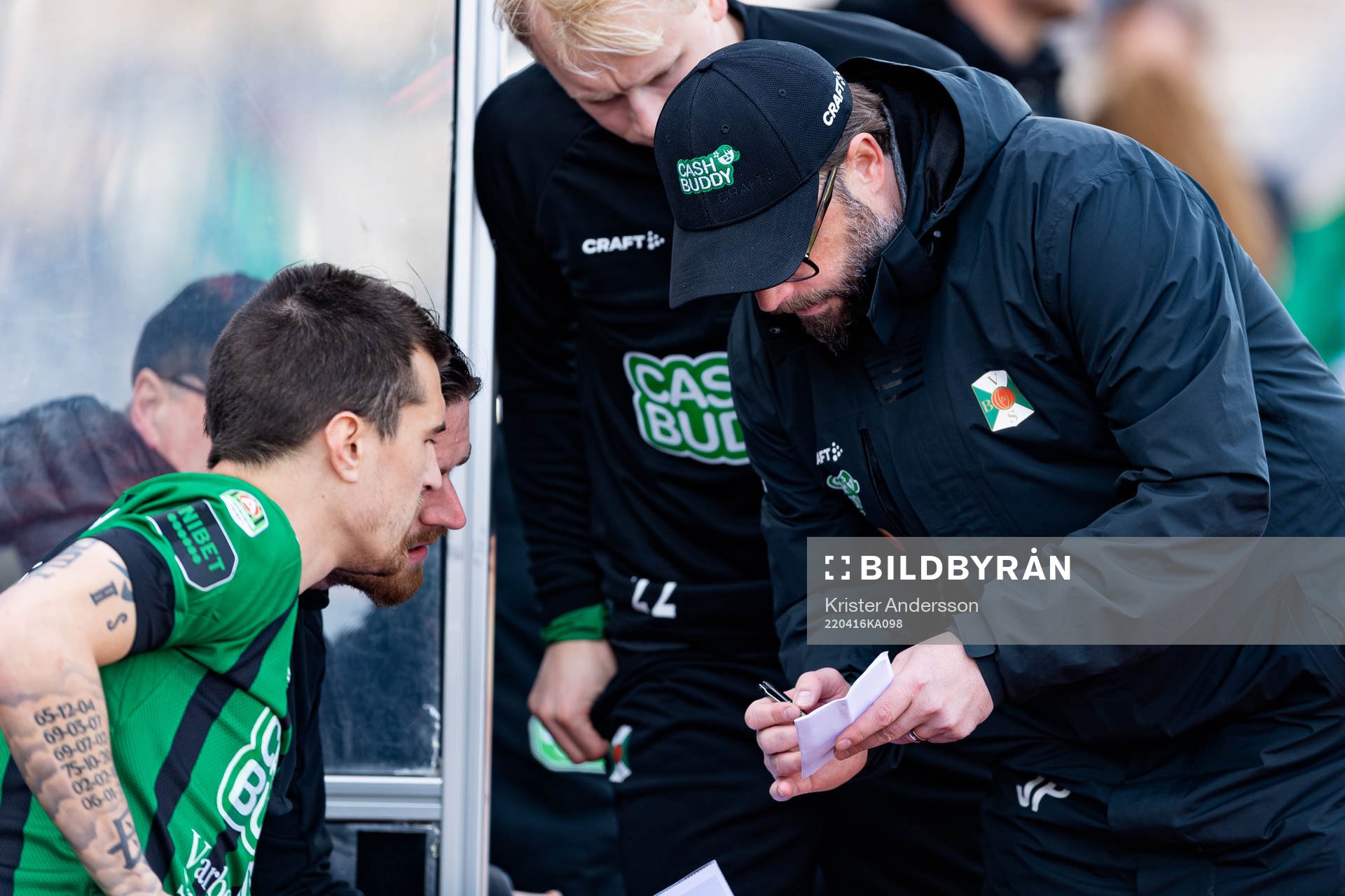 Varbergs tränare Joakim Persson ger instruktioner till Jon