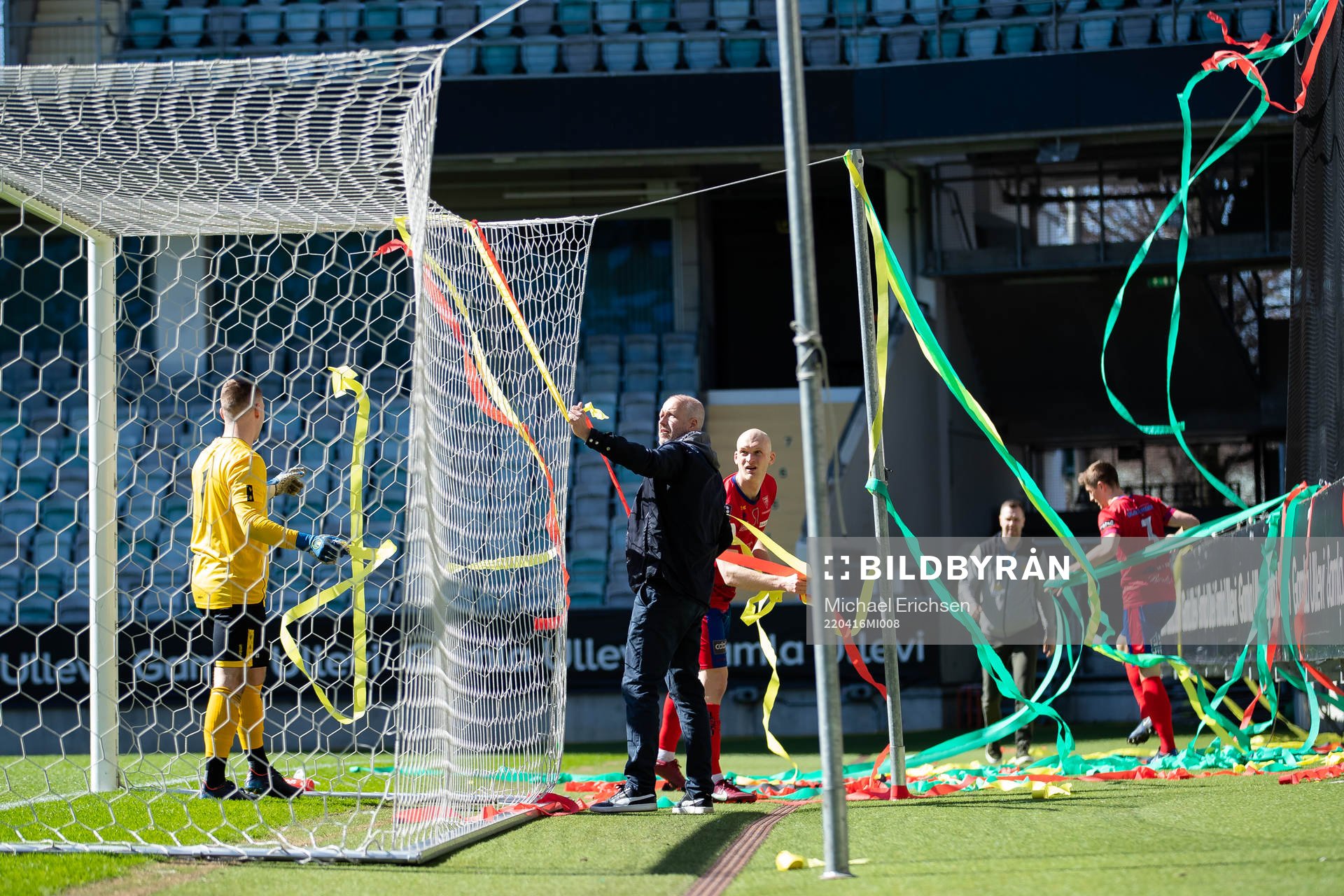 Domaren gör ett spelavbrott pga inkastad konfetti vid