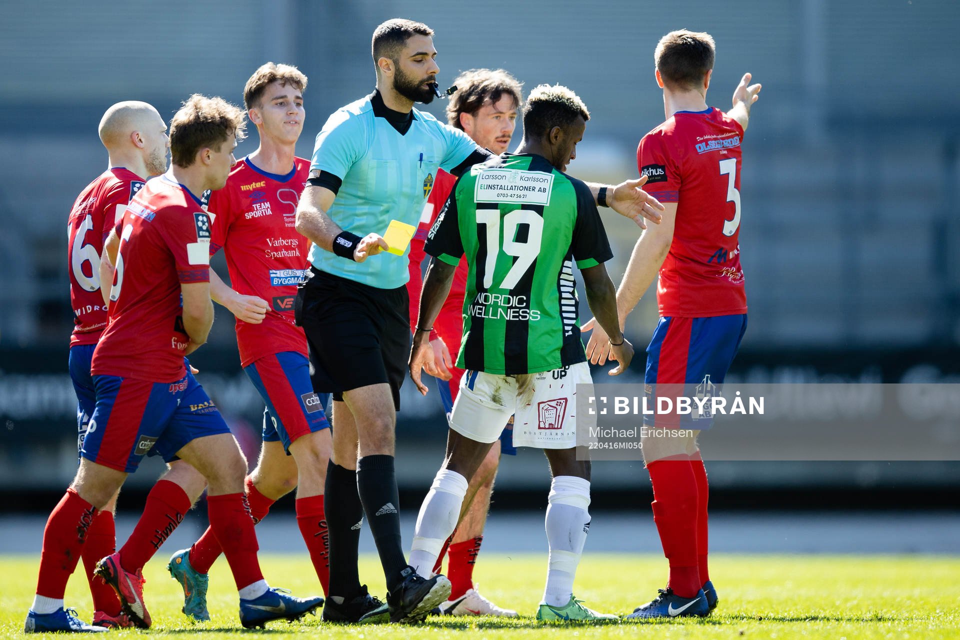 Domare Ahmed Al-Kodri delar ut ett gult kort till GAIS