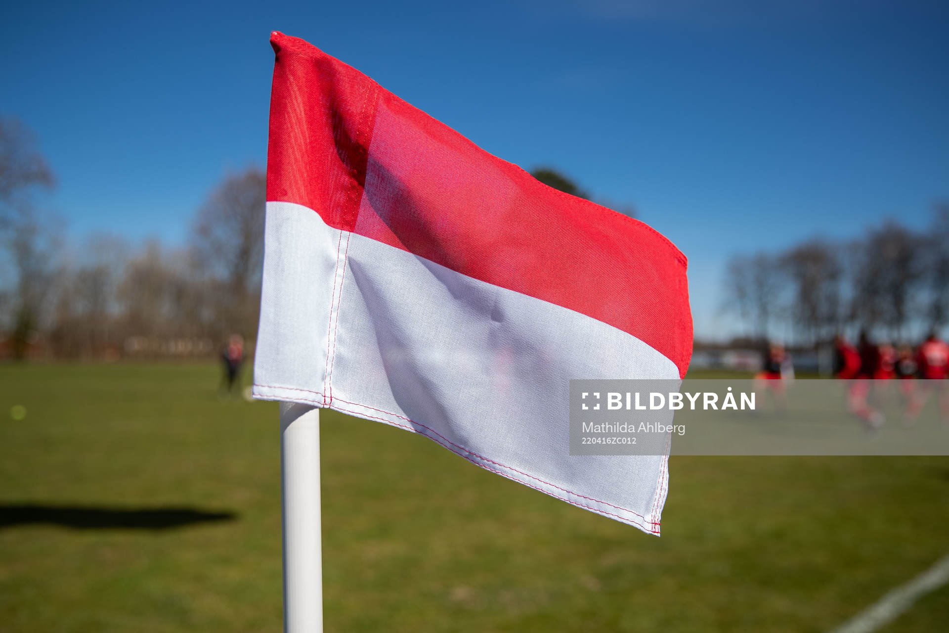 En rödvit hörnflagga