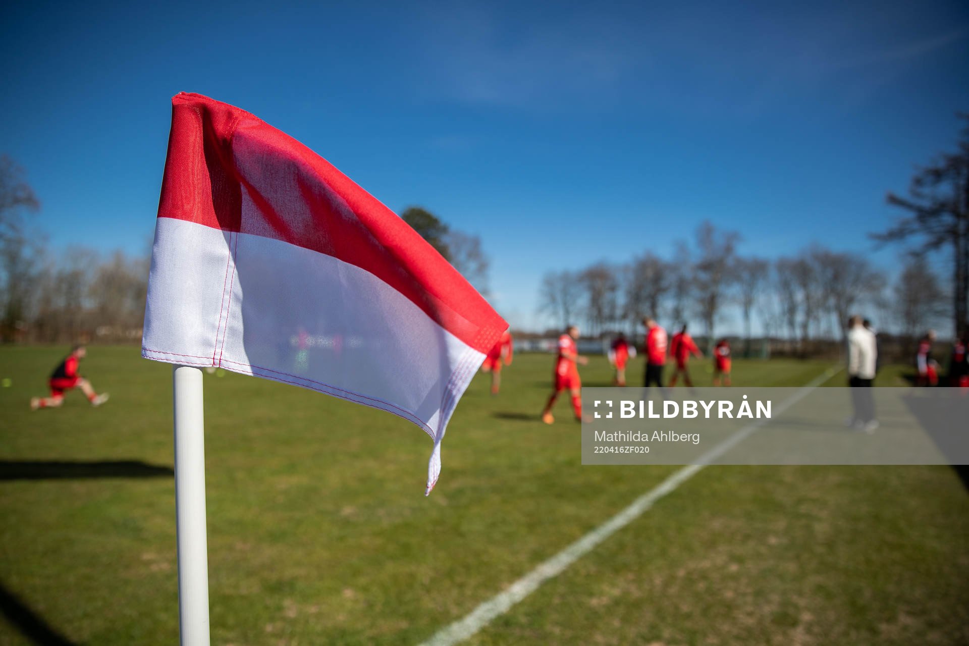 En rödvit hörnflagga