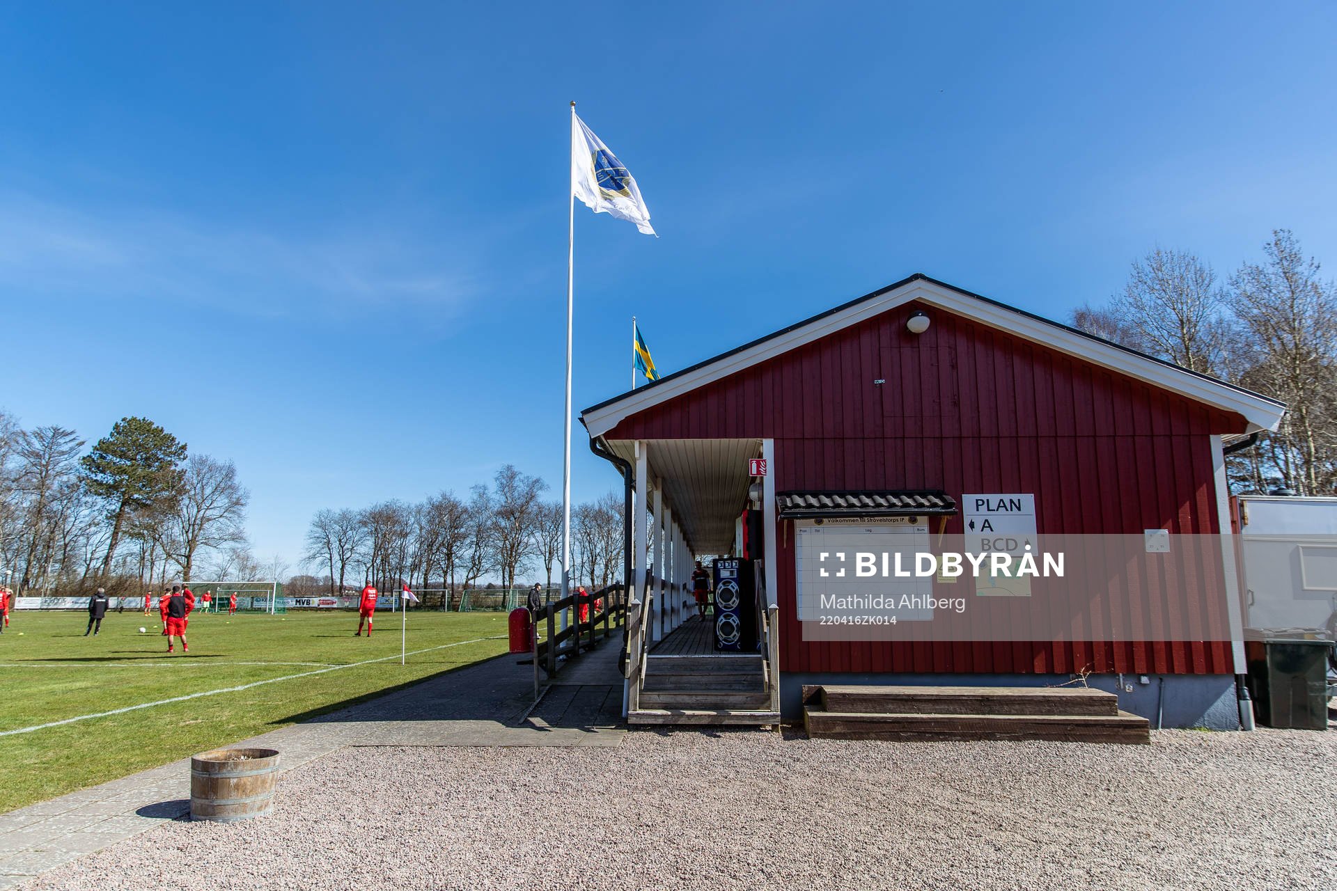 Omklädningsrum och flagga med Strövelstorps klubbmärke inför fotbollsmatchen i division fem nordvästra skåne mellan Strövelstorp och Croatia Helsingborg den 16 april 2022 i Strövelstorp.