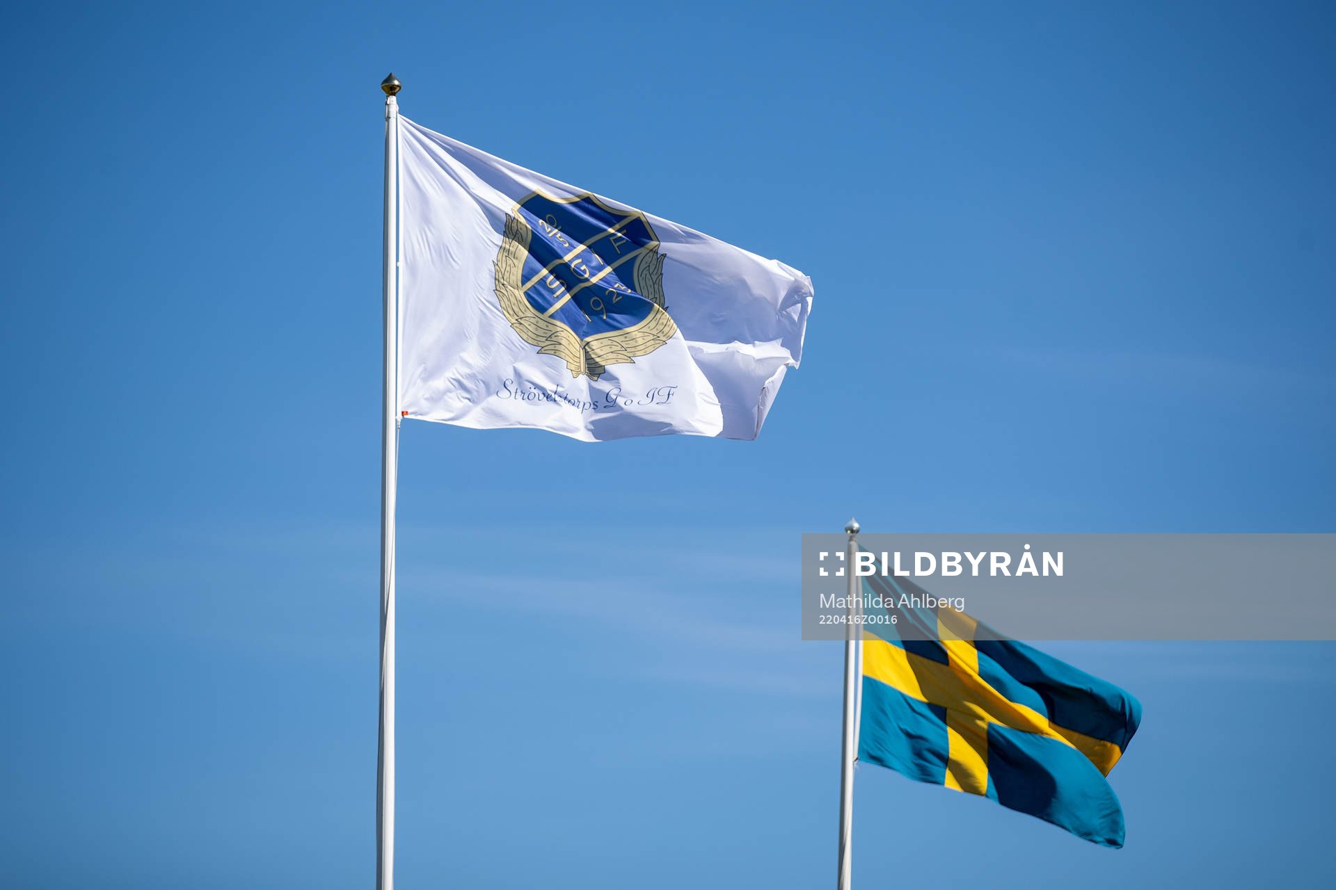 En flagga med Strövelstorps klubbmärke och