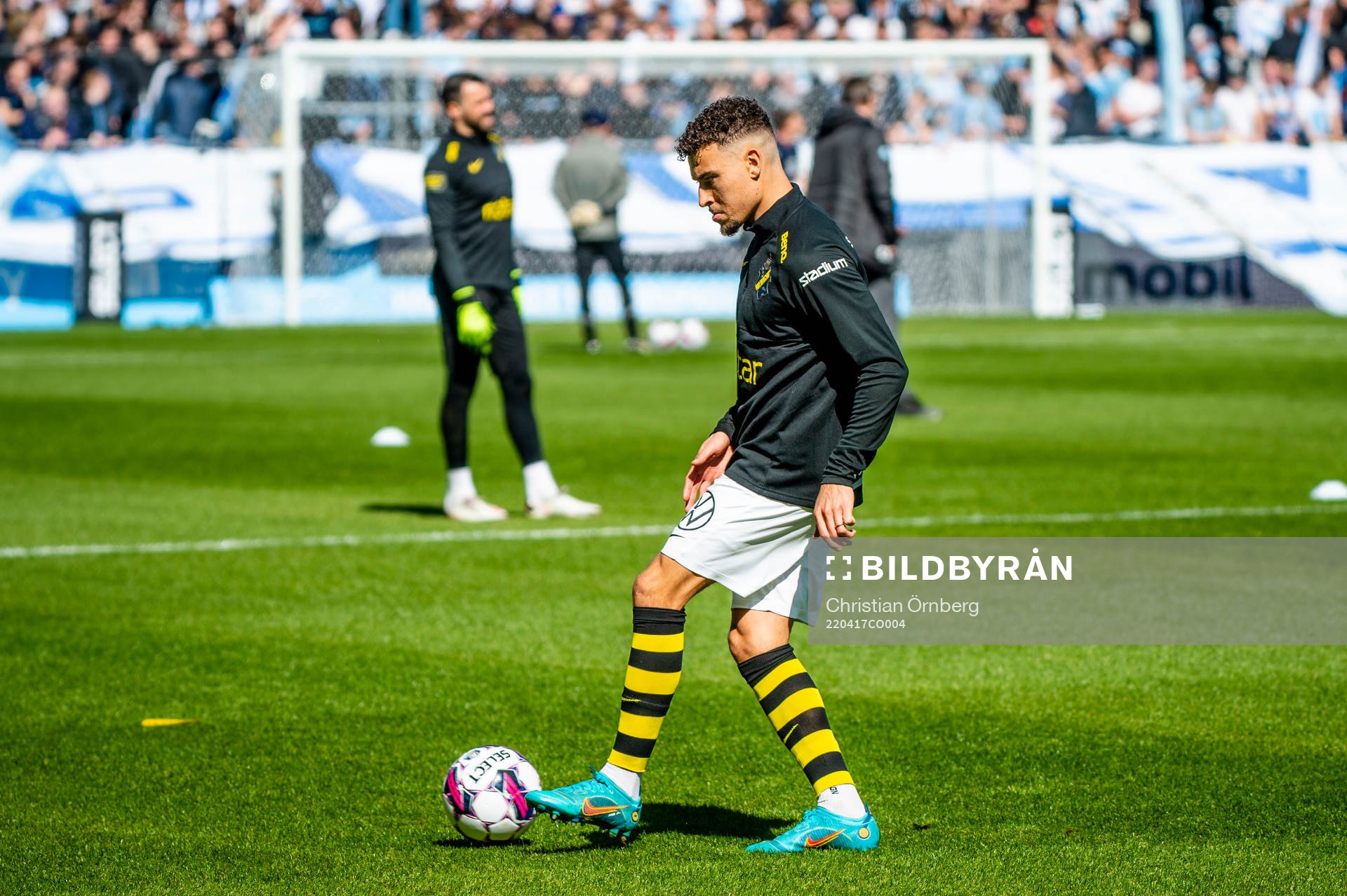 s Jordan Larsson värmer upp innan fotbollsmatchen i