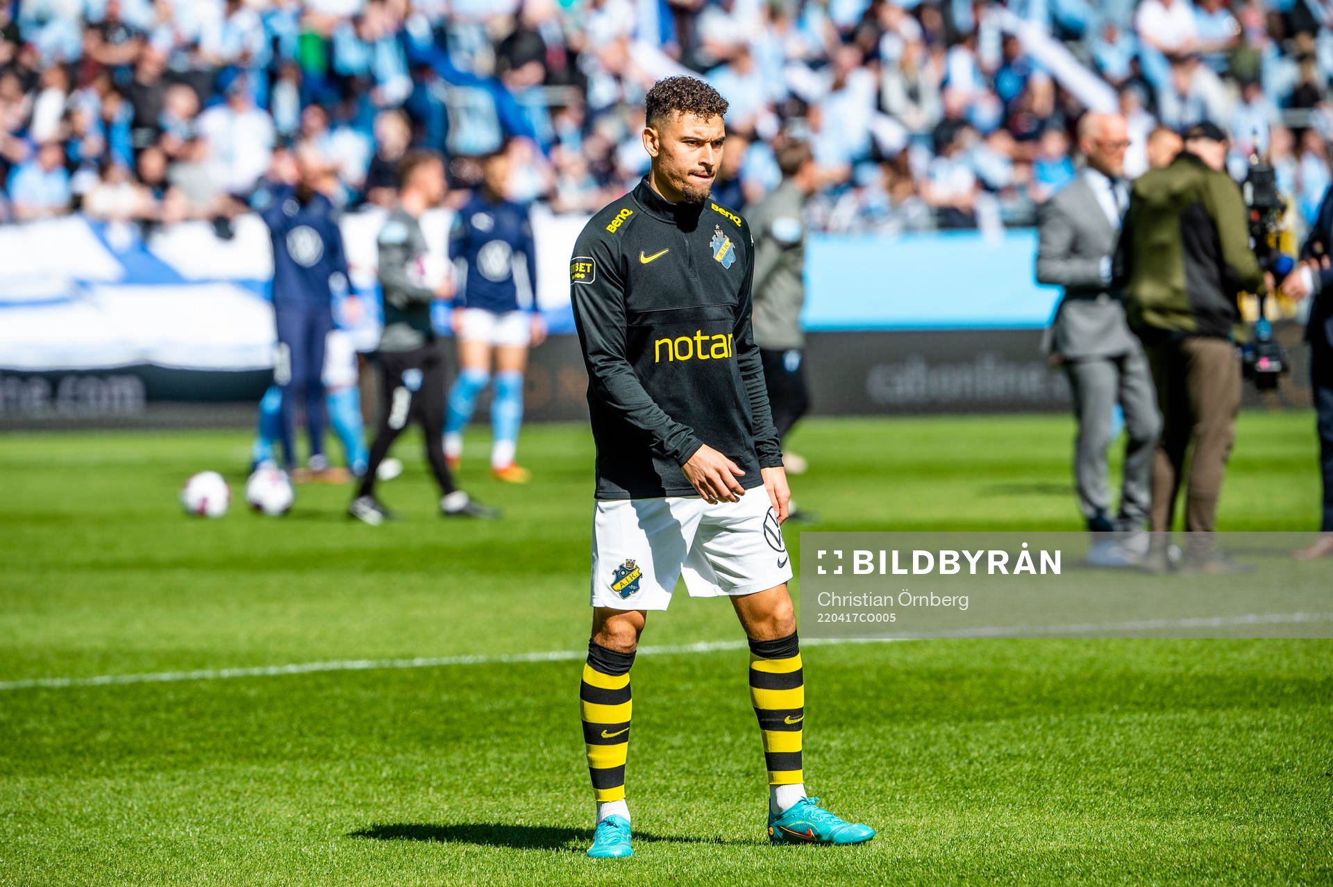 s Jordan Larsson värmer upp innan fotbollsmatchen i