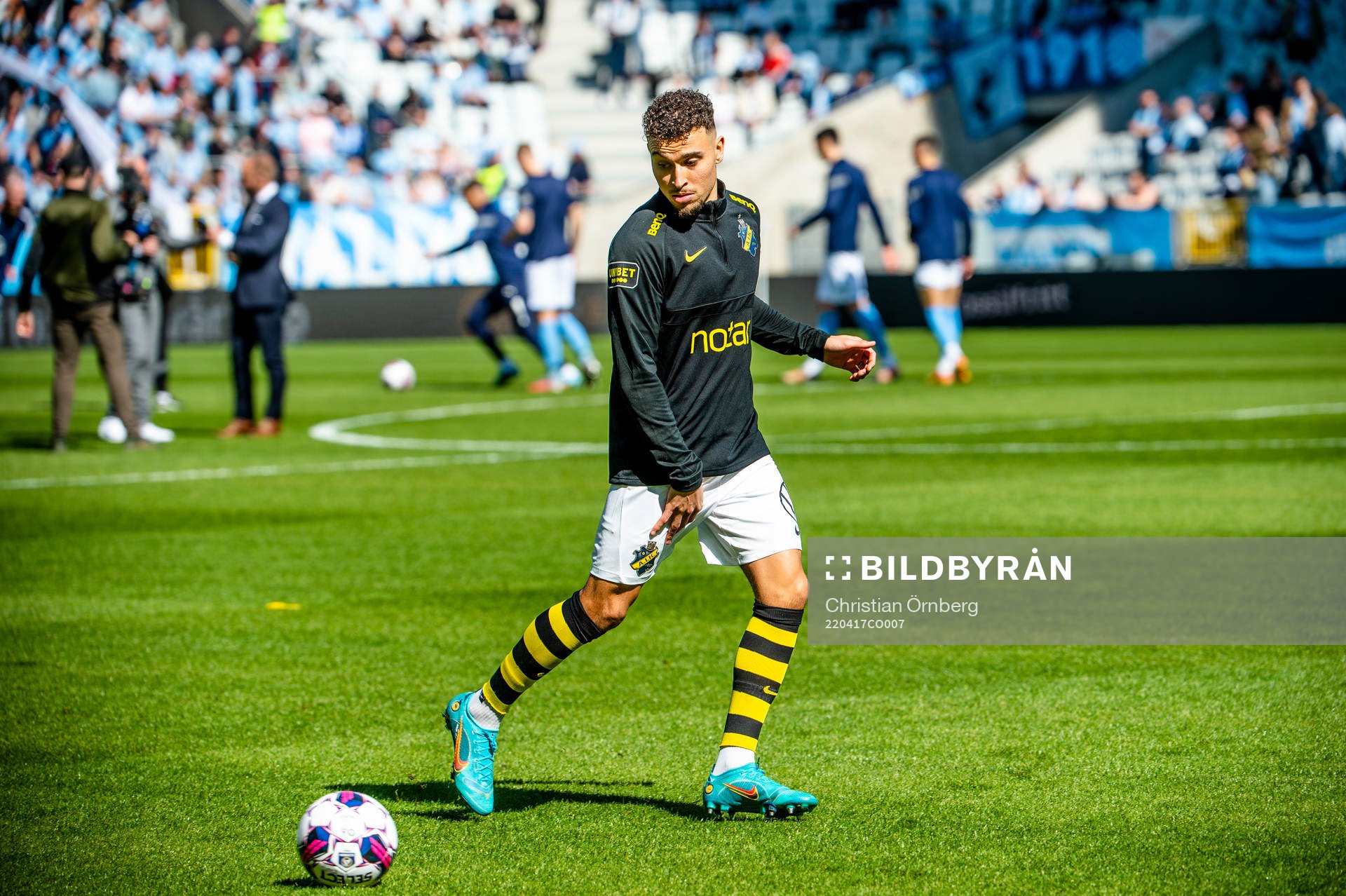s Jordan Larsson värmer upp innan fotbollsmatchen i