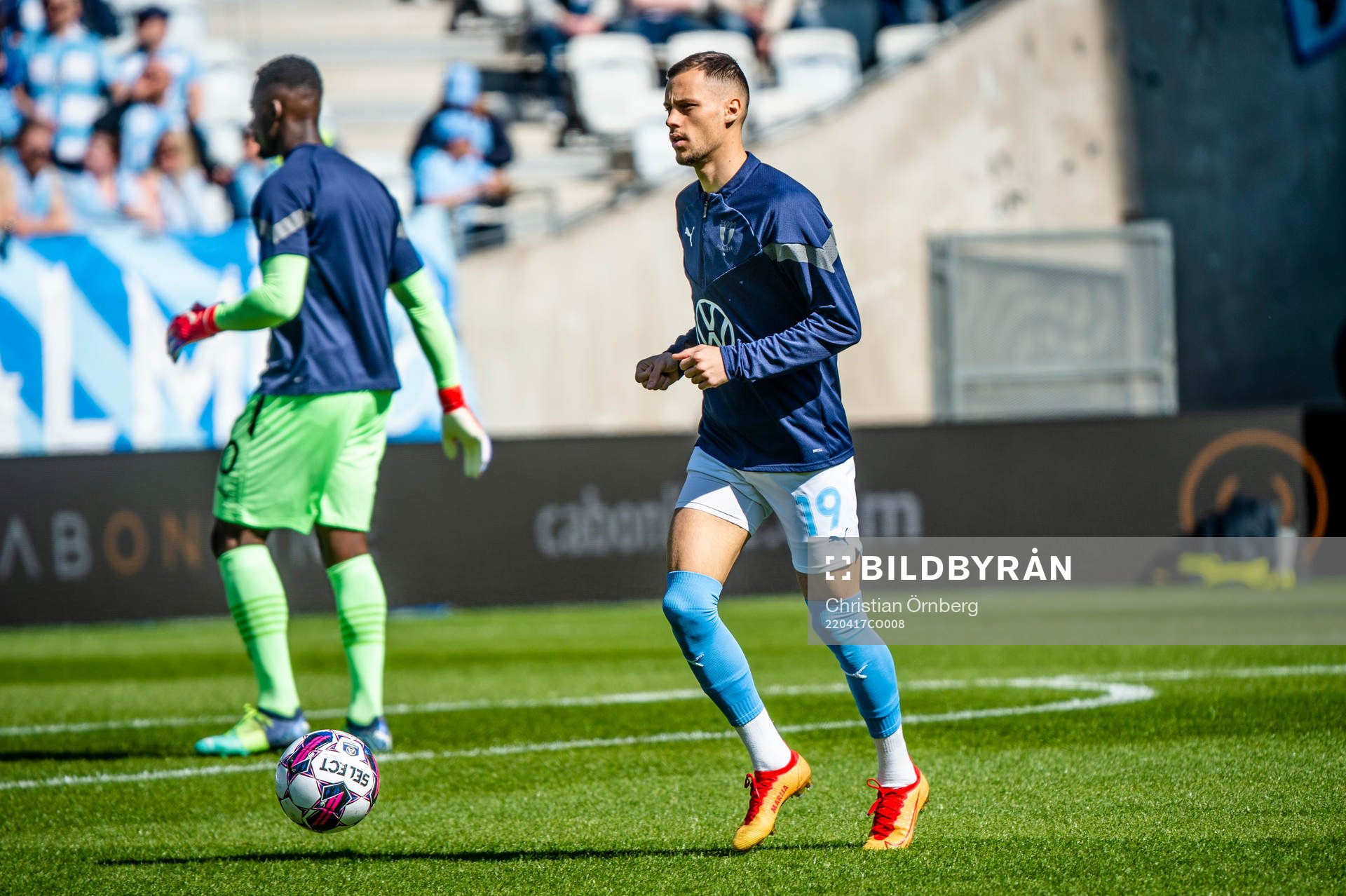 Malmö FFs Veljko Birmancevic värmer upp