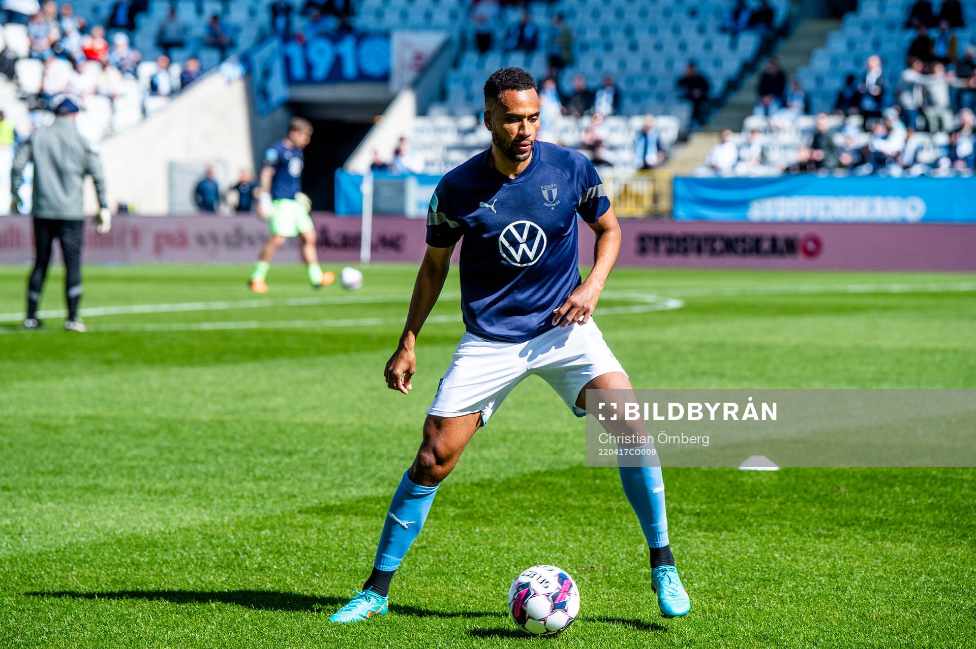Malmö FFs Isaac Kiese Thelin värmer upp