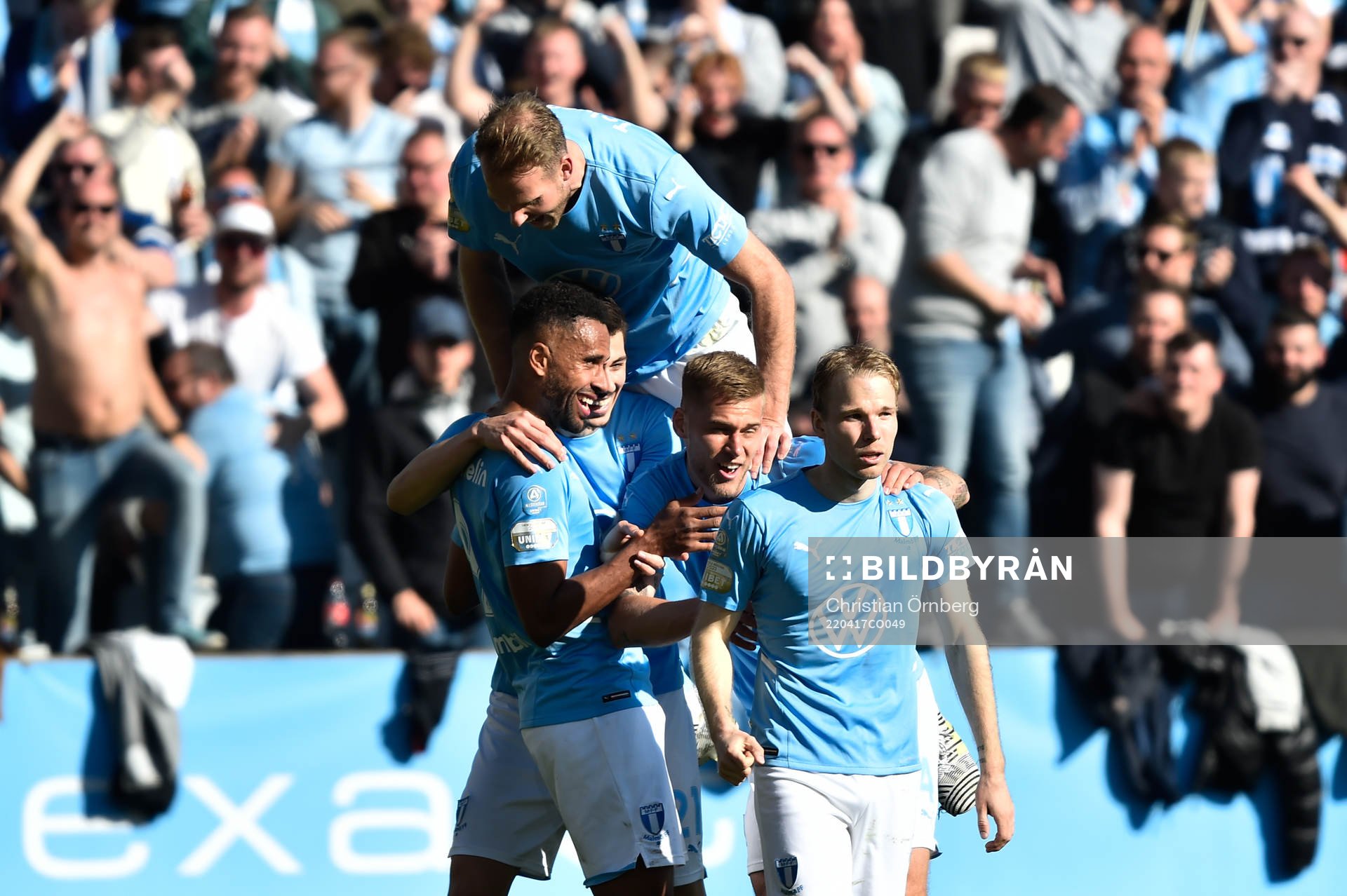 Malmö FFs Ola Toivonen, Dennis Hadzikadunic , Felix Beijmo och Oscar Lewicki jublar med Isaac Kiese Thelin efter 3-0 under fotbollsmatchen i Allsvenskan mellan Malmö FF och AIK den 17 april 2022 i Malmö.