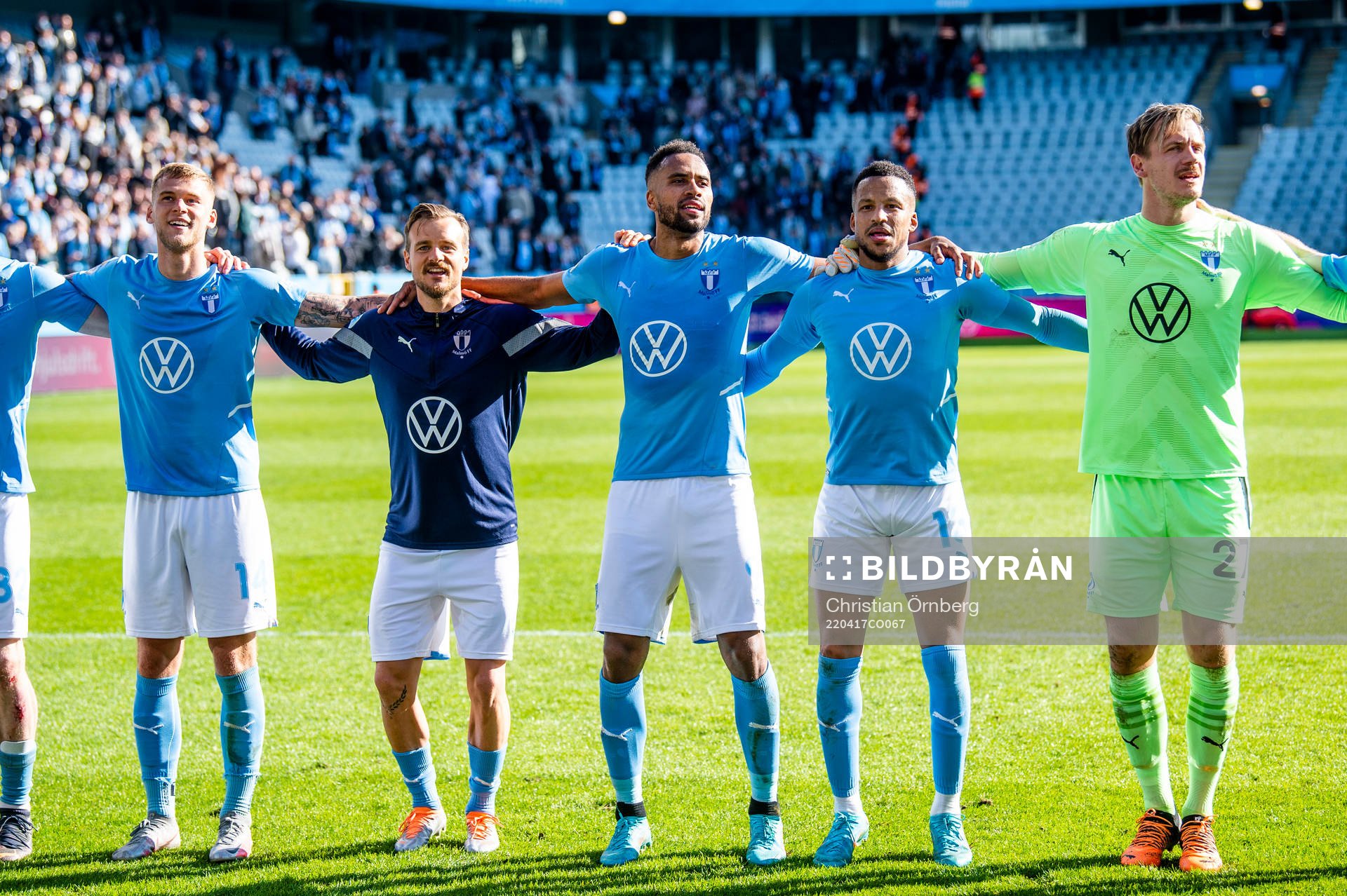 Malmö FFs Felix Beijmo, Eric Larsson, Isaac Kiese Thelin, Martin Olsson och målvakt Johan Dahlin jublar efter fotbollsmatchen i Allsvenskan mellan Malmö FF och AIK den 17 april 2022 i Malmö.