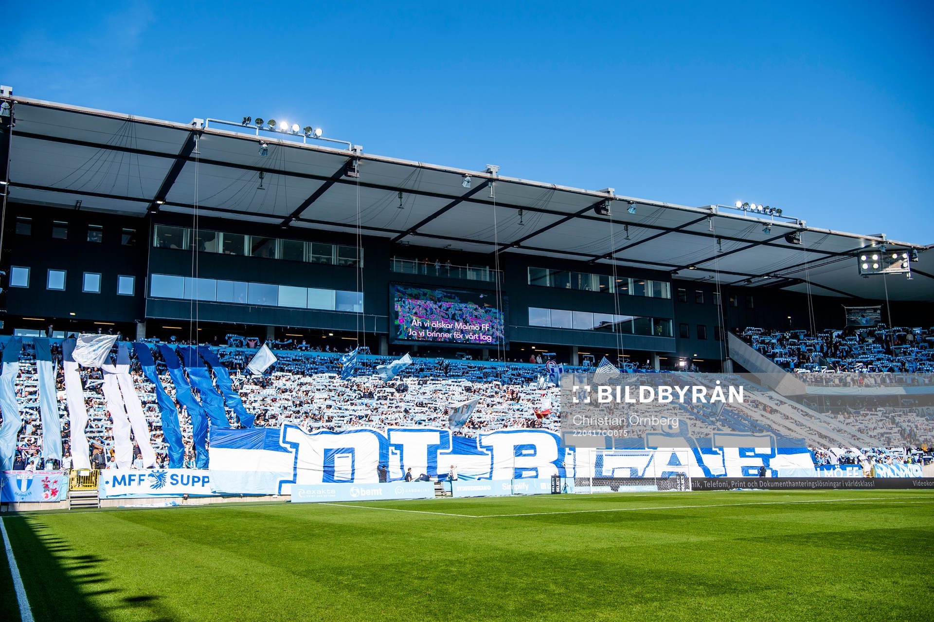 Malmö FFs supportrars tifo innan fotbollsmatchen i