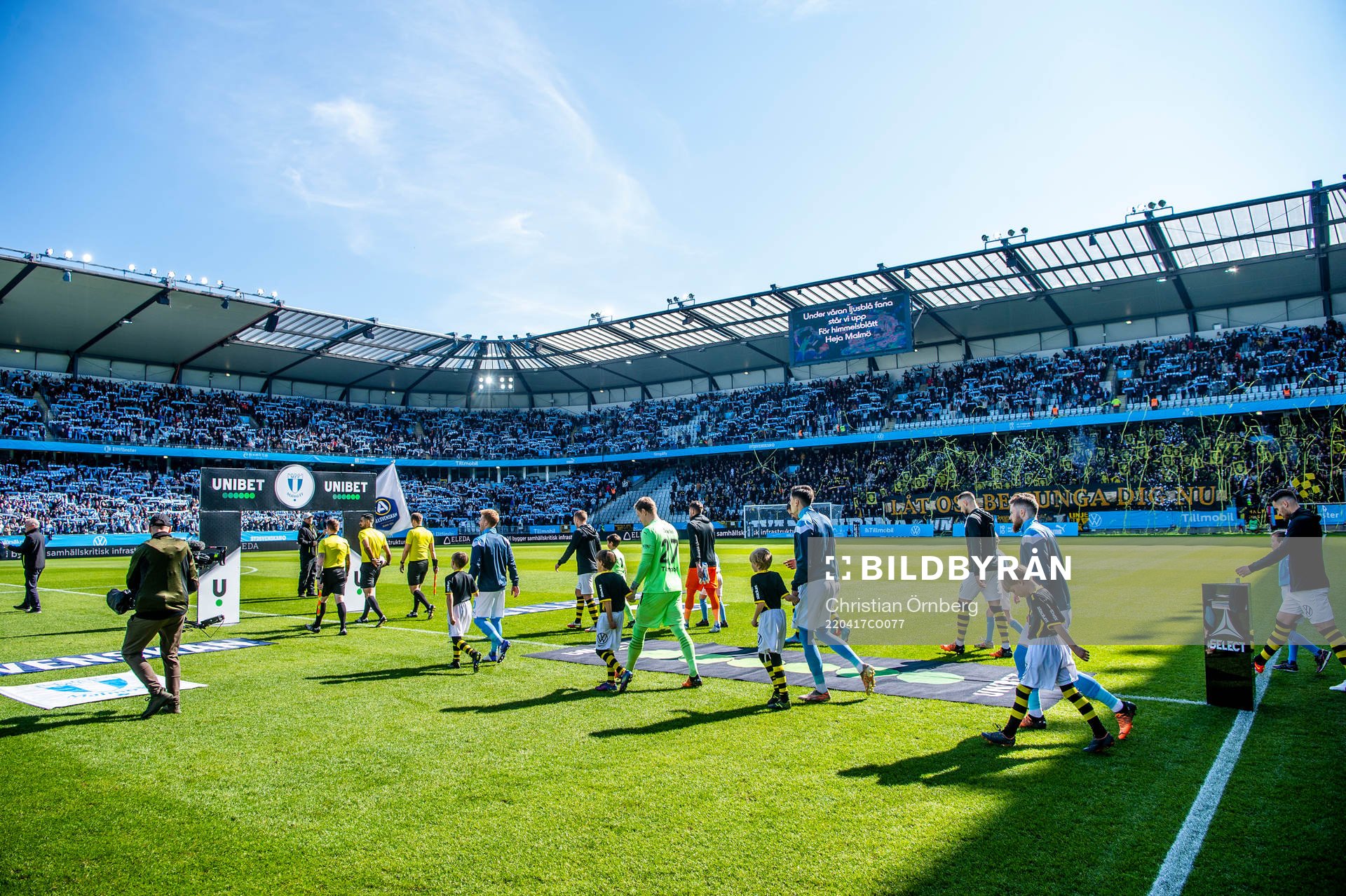 Spelarna kommer in på arenan innan fotbollsmatchen i Allsvenskan mellan Malmö FF och AIK den 17 april 2022 i Malmö. 