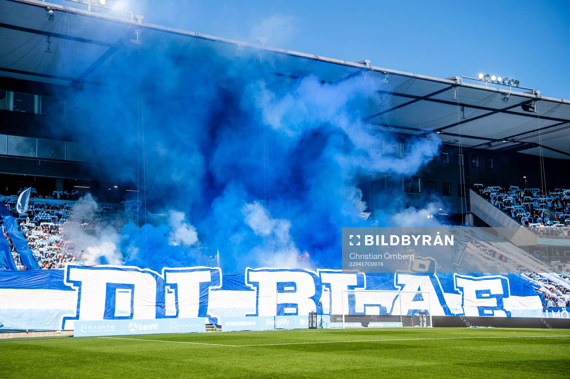 Malmö FFs supportrars tifo innan fotbollsmatchen i
